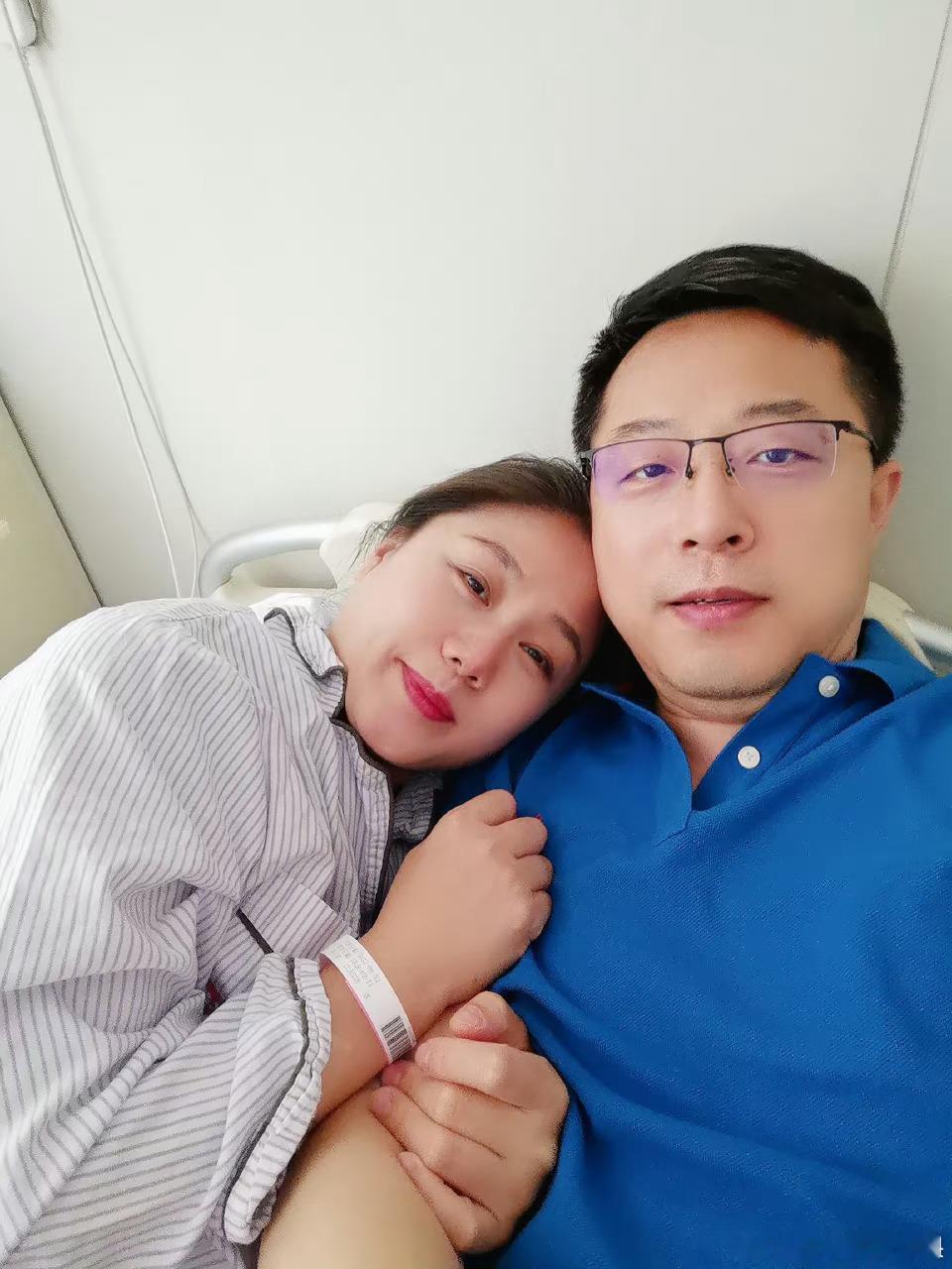 一向义正辞严的赵立坚同志，在自己爱人面前却如此亲切可爱，可见，爱情真是能够改变一