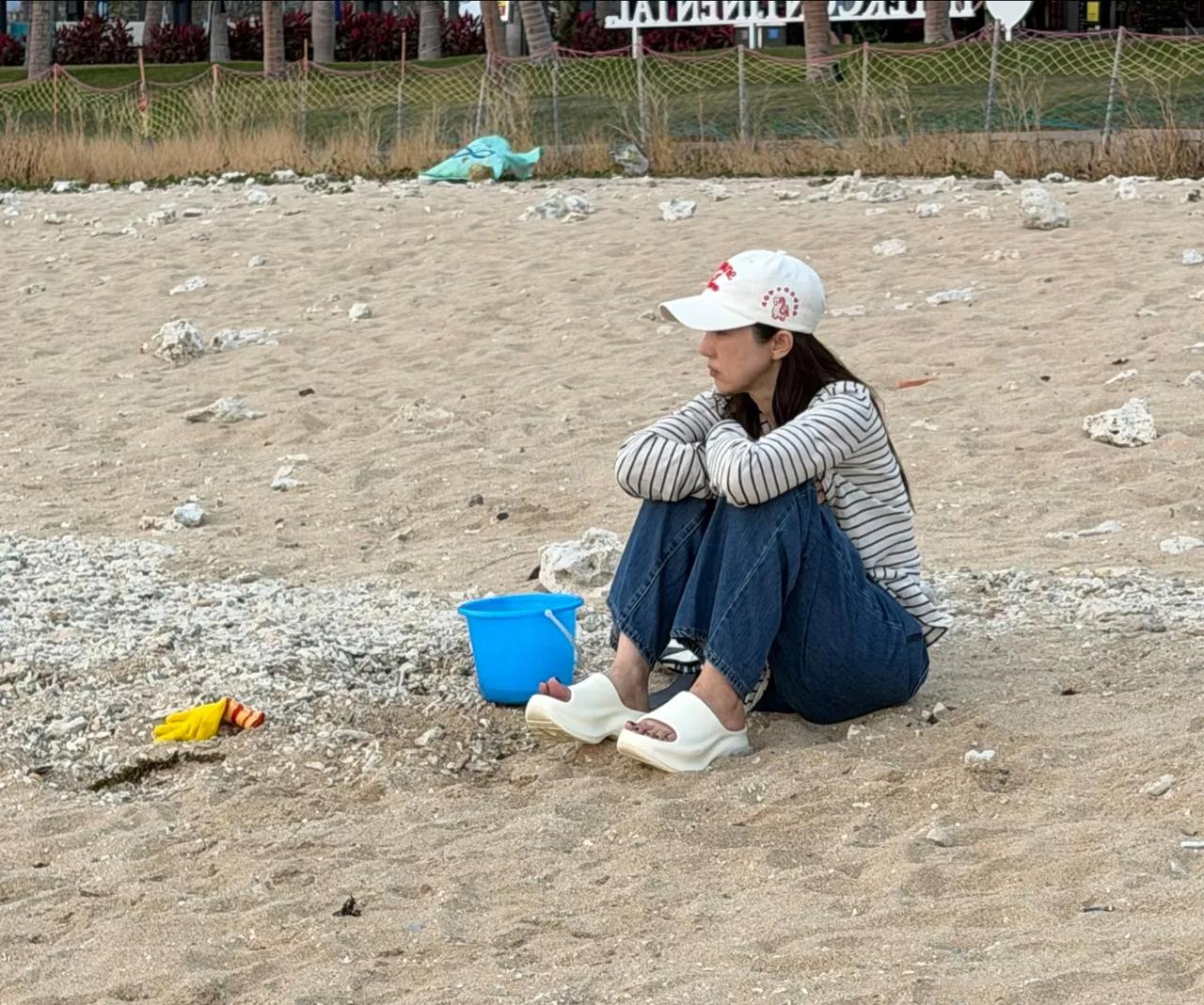 董璇坐在沙滩上，
略显疲惫，
小酒窝过来，
就给小酒窝拍张照，
都懒得站起身来了