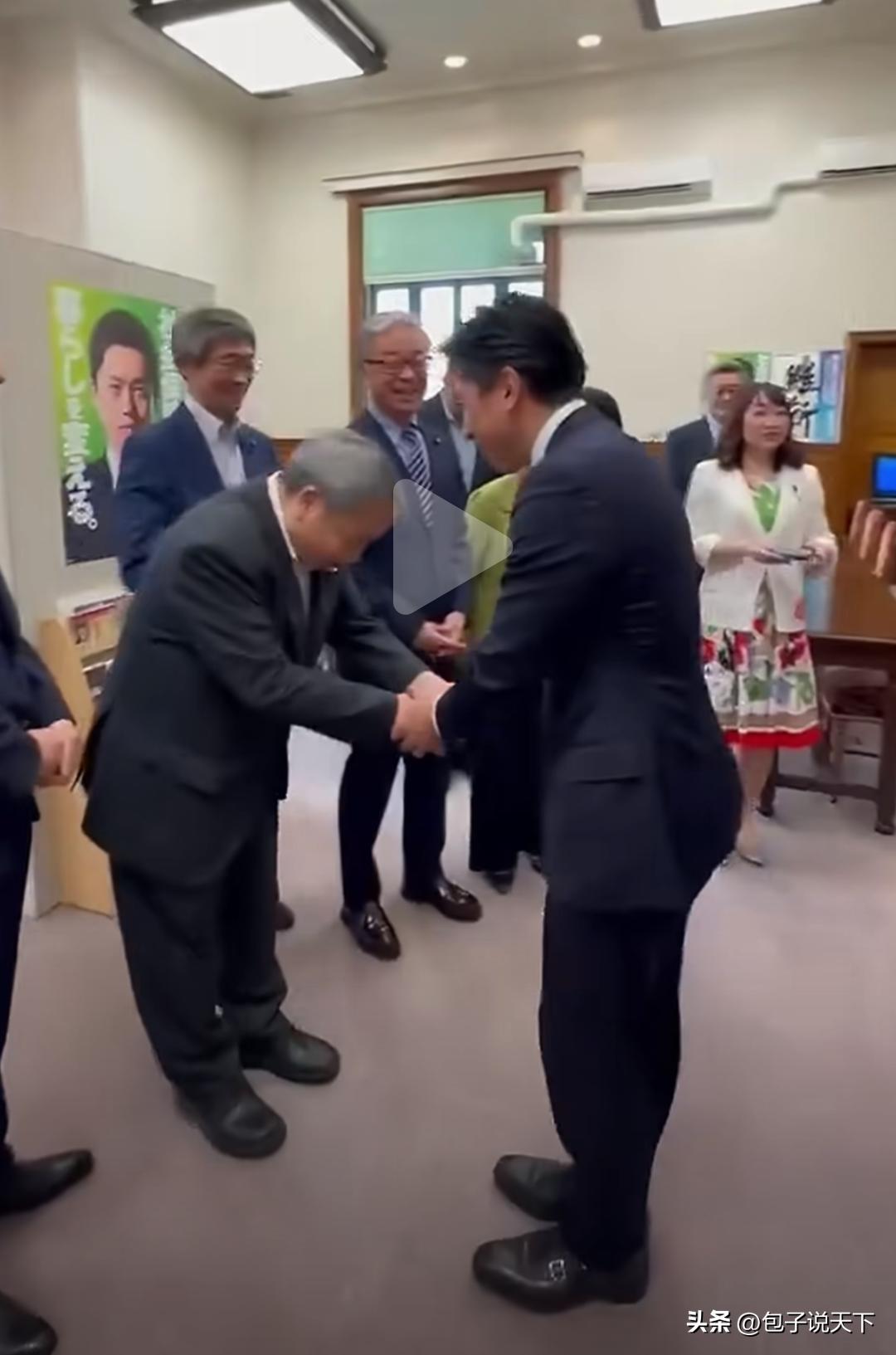 叛徒石平最近又大肆对外炫耀，获得了日本防卫大臣小泉进次郎的接见，会面全程满脸谄媚