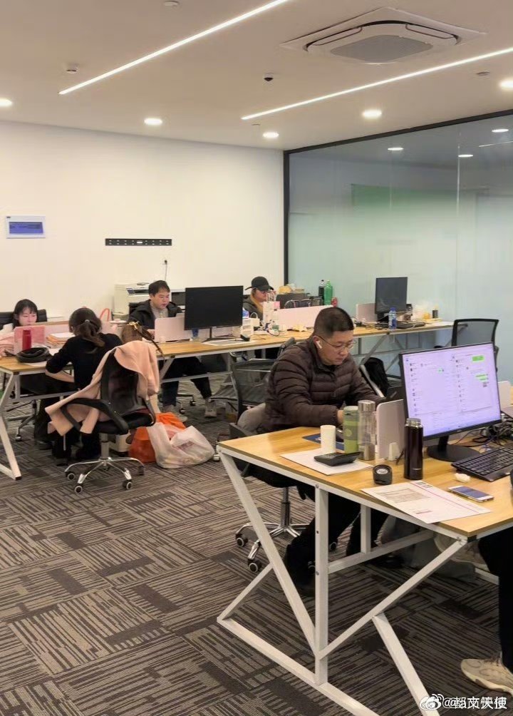 杭州“假装上班无限公司”由创始人陈英健创立，提供付费工位服务，部分“员工”通过创