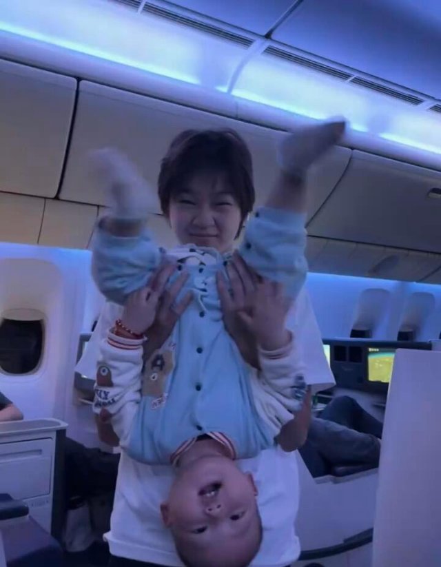 全红婵回家过年开启带娃模式  全红婵回家的第一重要任务，带娃 