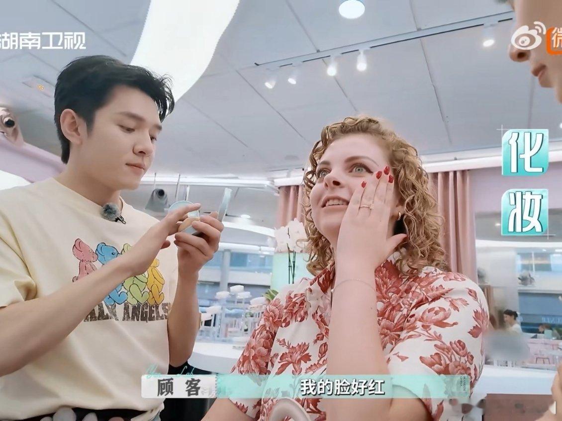 李佳琦柜哥的含金量还在上升李佳琦做美妆，哥是专业的，李佳琦在节目为顾客试妆，手法
