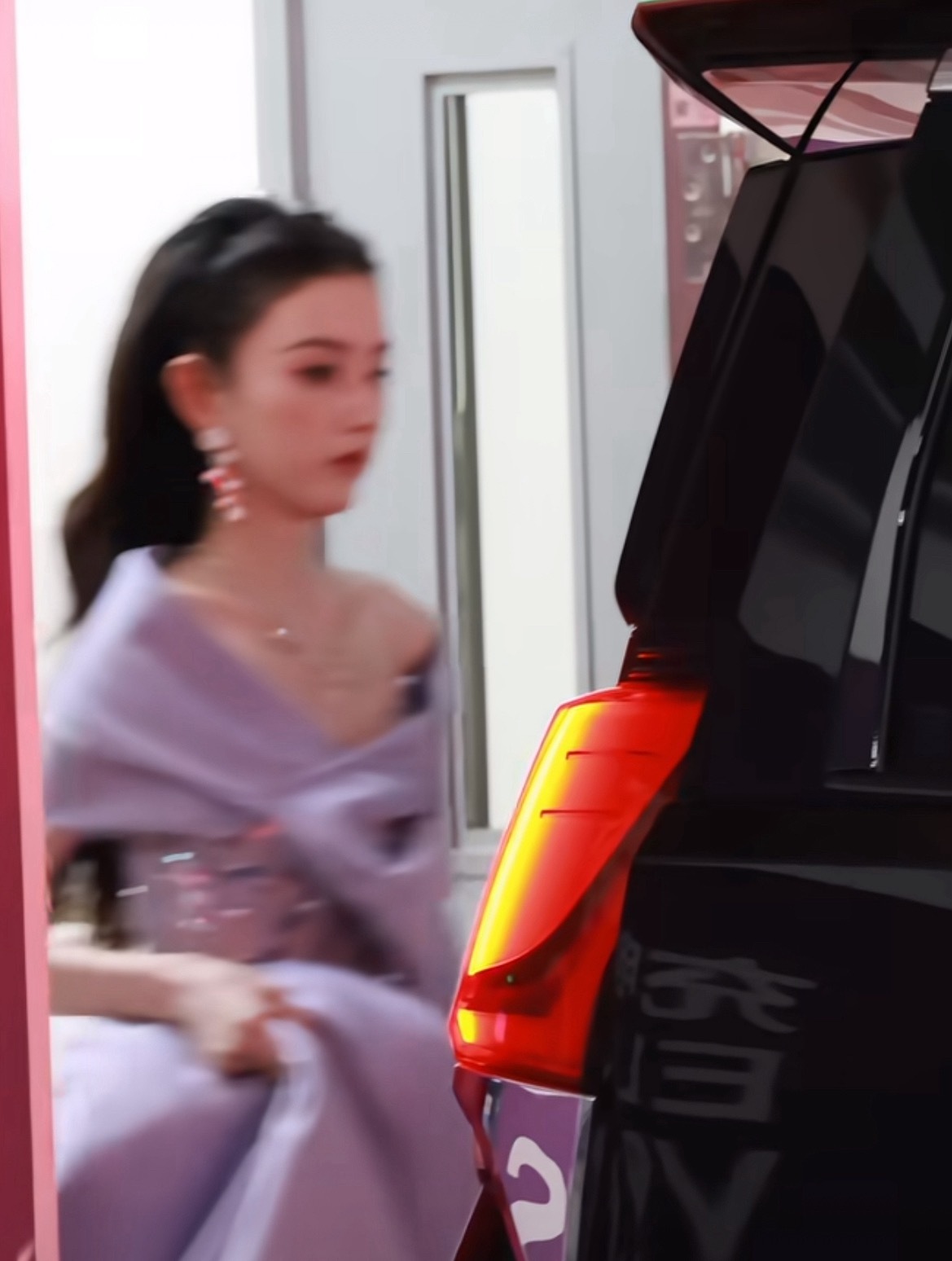 宋祖儿紫色公主裙模糊的画质，清晰的实力，祖儿今晚是紫色卷发公主👑 宋祖儿表妹万