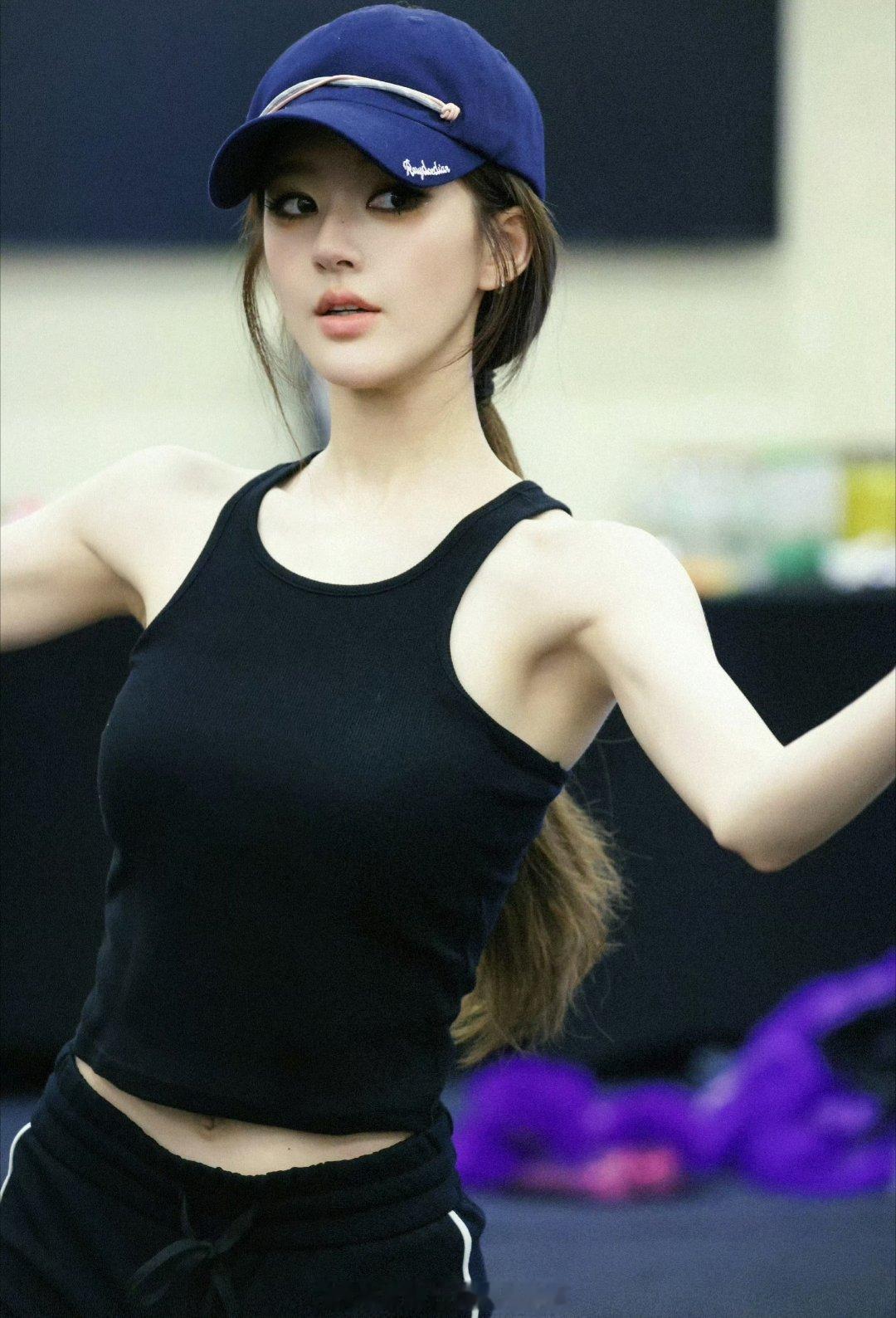 赵露思演唱会彩排照，全包眼线也hold住了，又美又酷