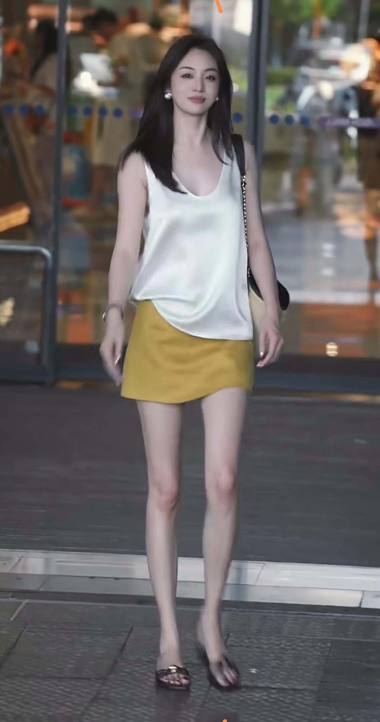 终于约到了初恋过来广州看我了，我过去机场接她，她还是那么漂亮😍，我们ZW，聊起