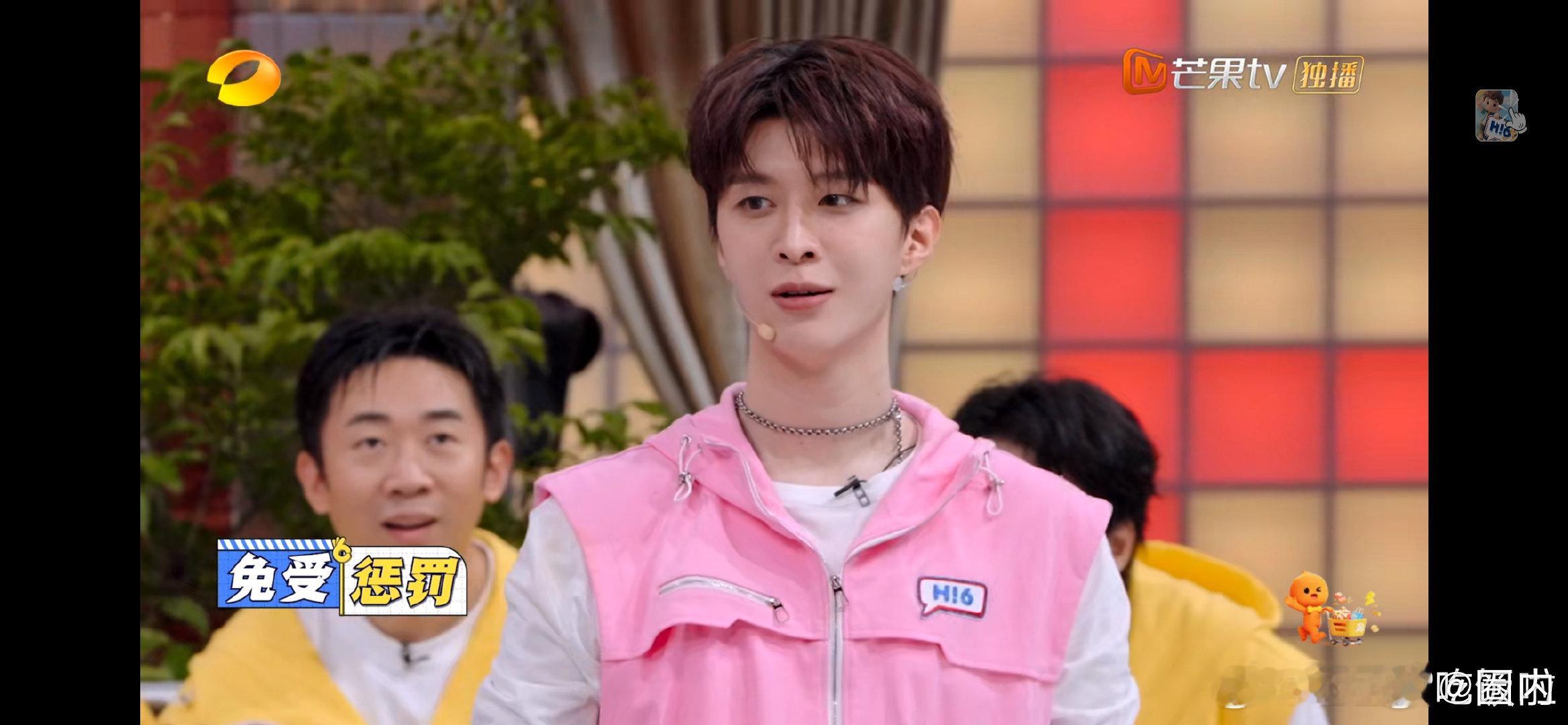 范丞丞综艺感  范丞丞惩罚喷水环节，被喷水后发现，水全淋在脖子上，脸上丝毫没受影