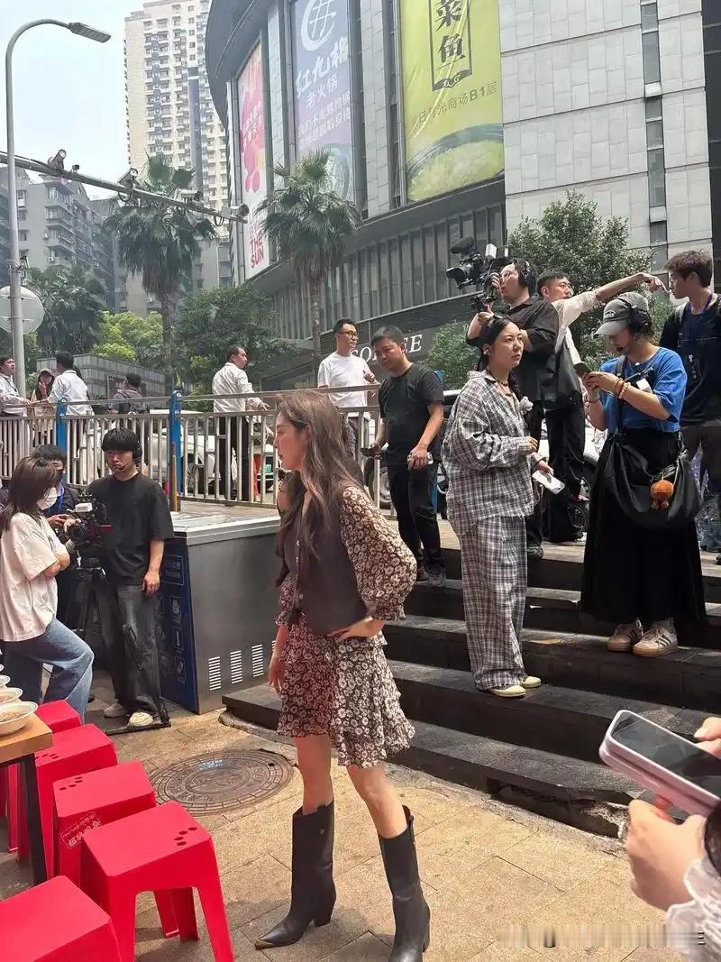 章若楠给狗仔送水：温柔化解对立的圈中清流
 
近日，章若楠拍摄间隙给蹲守的狗仔递