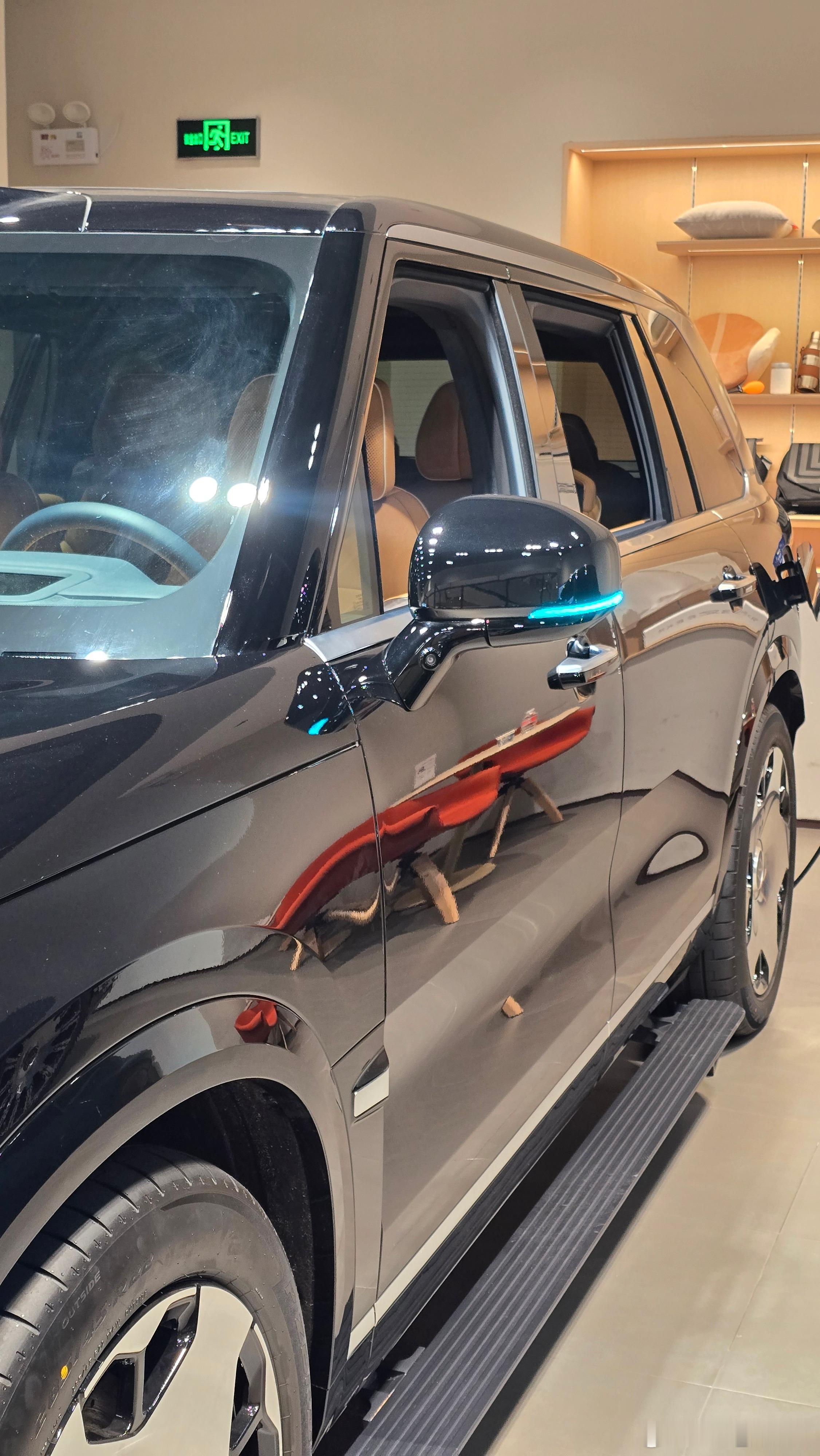 今天去给车车做保养，顺便到万象城逛逛，现实中看到这个车，好魁梧，比我高出一个头，