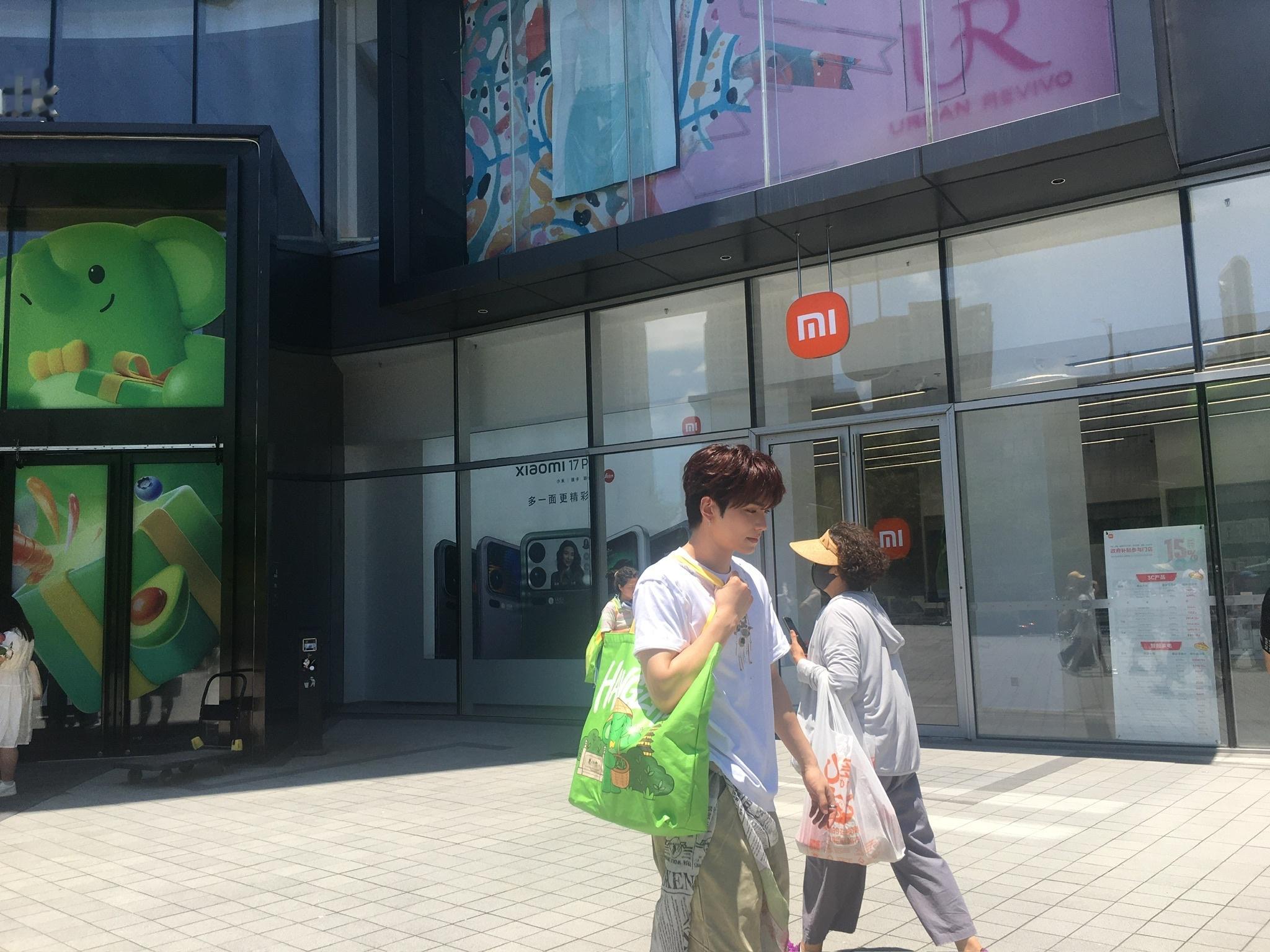 男明星在小象超市抢购榴莲闲逛小象超市 居然恰巧碰到本人在挑选榴莲。褪去镜头里的光