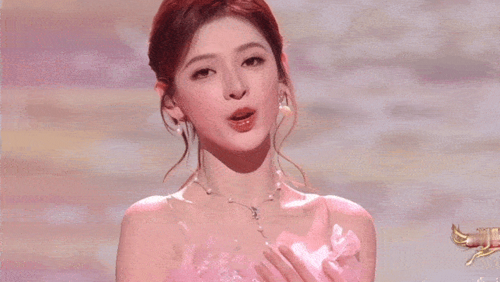 张予曦 花仙子 她穿行花间时裙摆沾上露水，发梢勾住一片细碎的白瓣。没有整理，没有