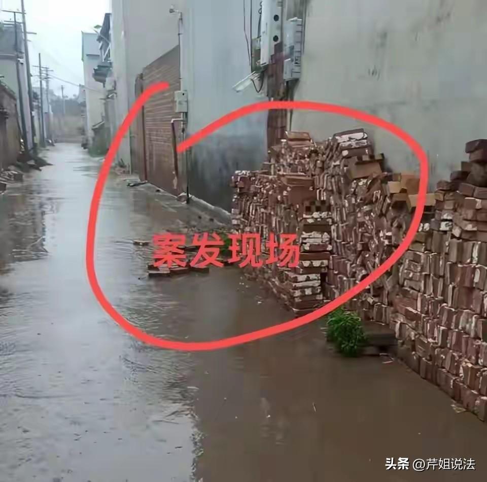 邯郸，女子正在逛庙会，就接到公公电话，说家里三口人都被邻居捅伤了，自己儿子也就是