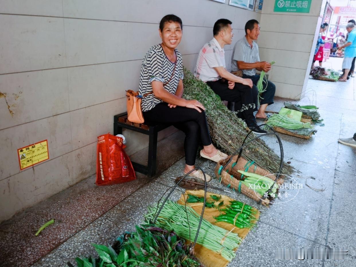 以前我赶早市，有时会遇到不会用微信的老太太。我都是用手机扫邻摊的微信码，她们之间