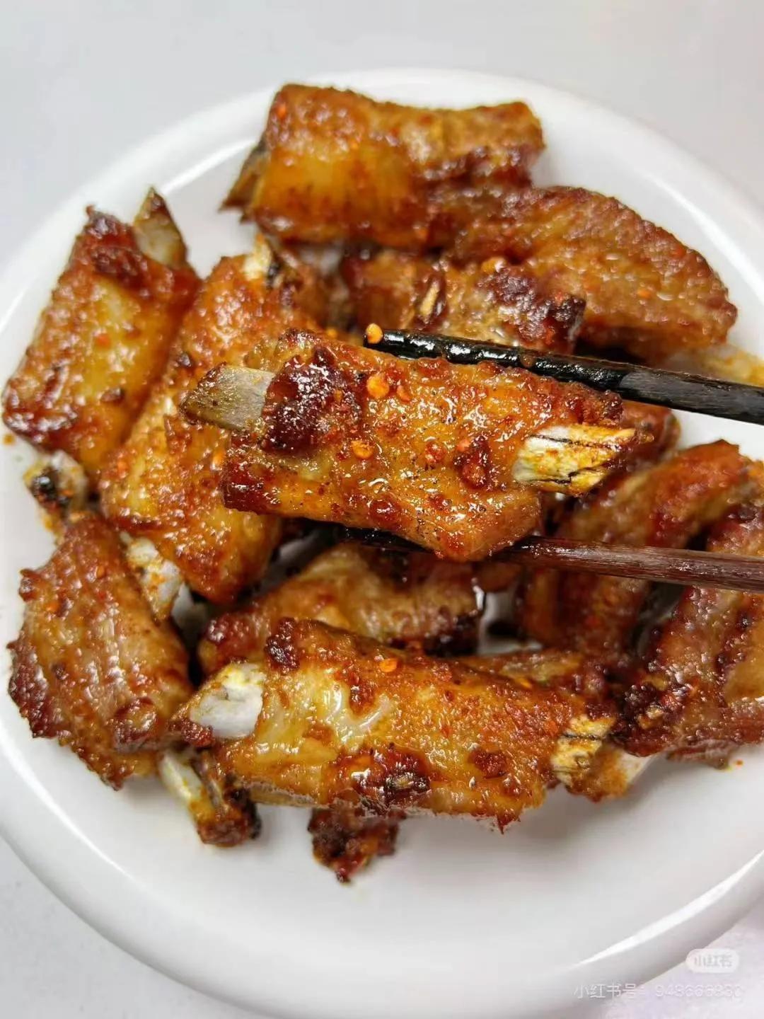 椒盐排骨
此做法通过炸制使排骨外酥里嫩，椒盐风味突出。
‌食材准备：‌ 排骨、蒜