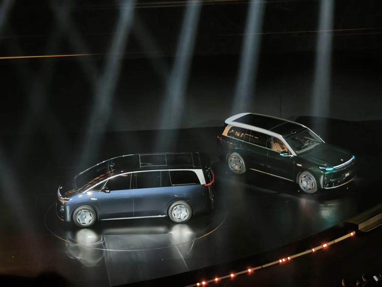 零跑首款MPV——零跑D99
这尺寸规格比旁边的D19旗舰更显大
形态很像以前丰