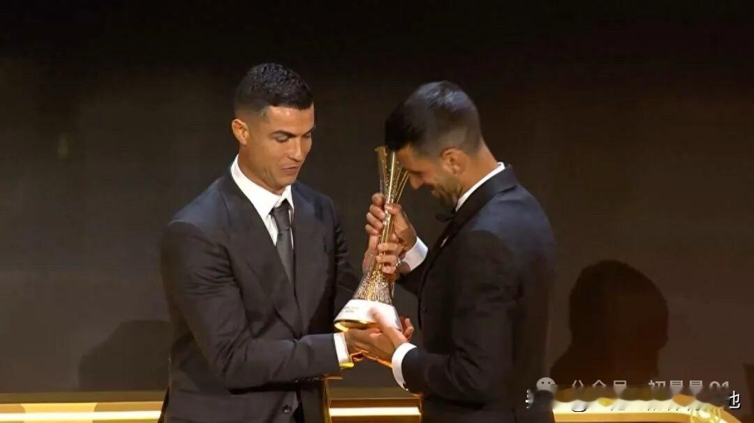 C罗祝贺德约科维奇真是名场面啊，惺惺相惜的感觉！都是老而弥坚、超级自律的体坛优质