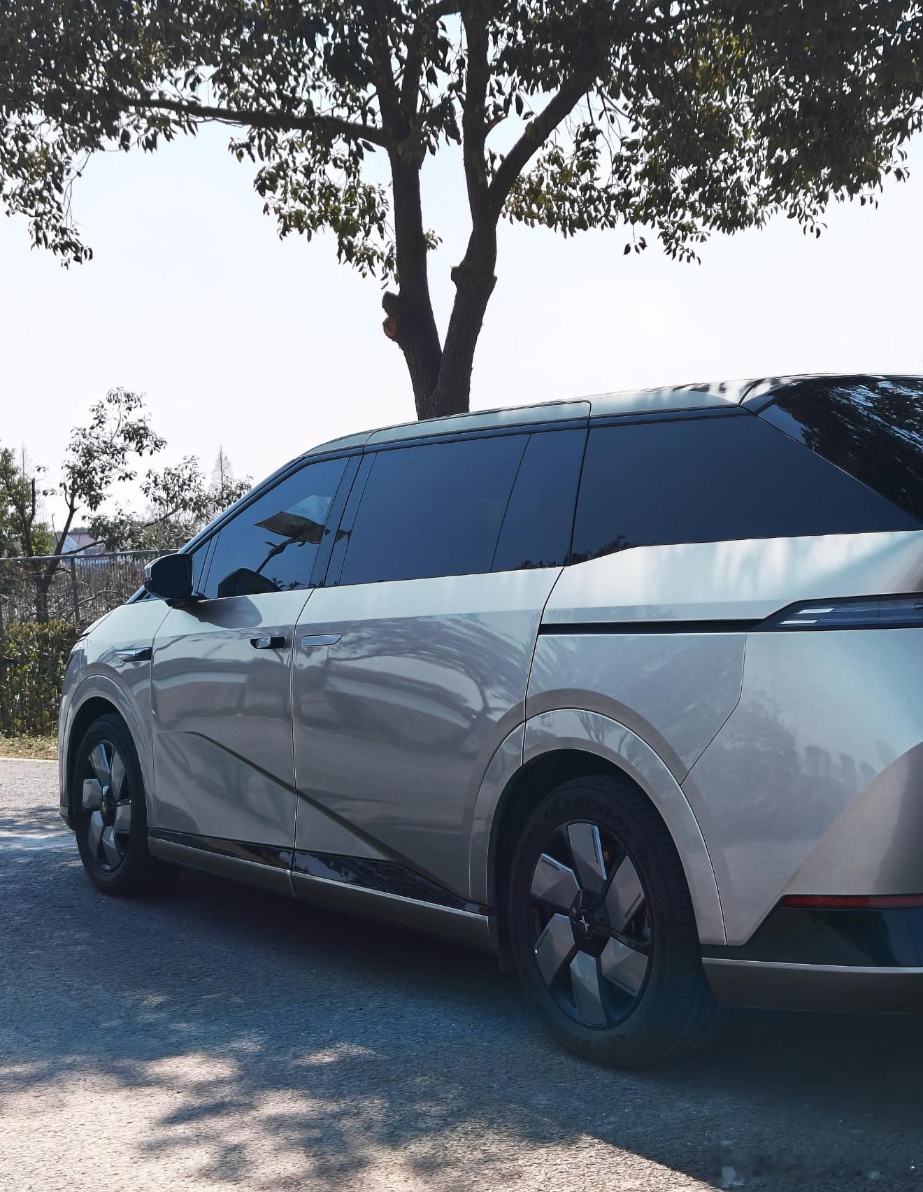 二胎家庭终于找到本命车了！作为天天要送娃、周末要露营、假期要自驾的宝爸，这款车实