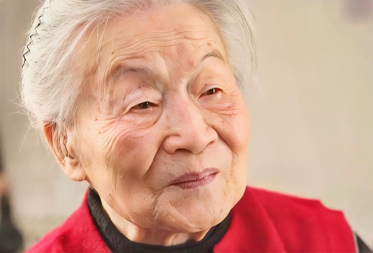 杨绛先生说过：“我们曾如此渴望命运的波澜，到最后才发现，人生最曼妙的风景，竟是内