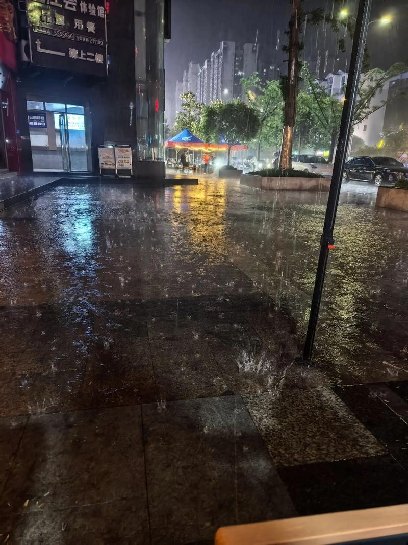 太暖了！四川巴中，好好的天突然下起了雨，一店主到店门口想看看雨有多大，正好看到了