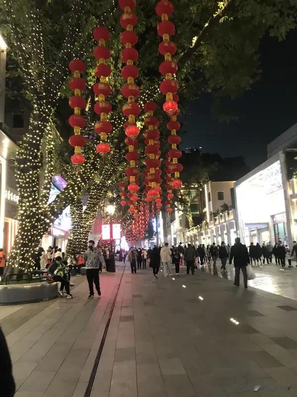 广东的冬至总是别具一格，阳光依旧热烈得不像话，街头巷尾随处可见短袖短裤的身影。空