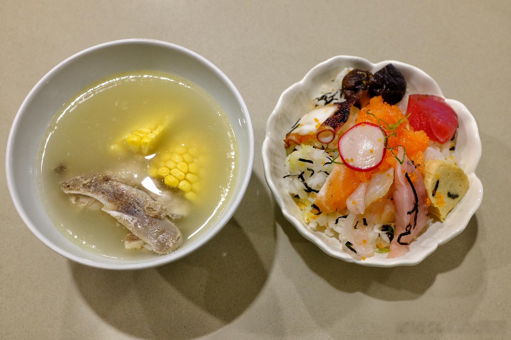 晚餐吃了中午没吃完的海鲜饭，和妈妈煮的排骨汤。晚上初中同学text我说她刚好也在