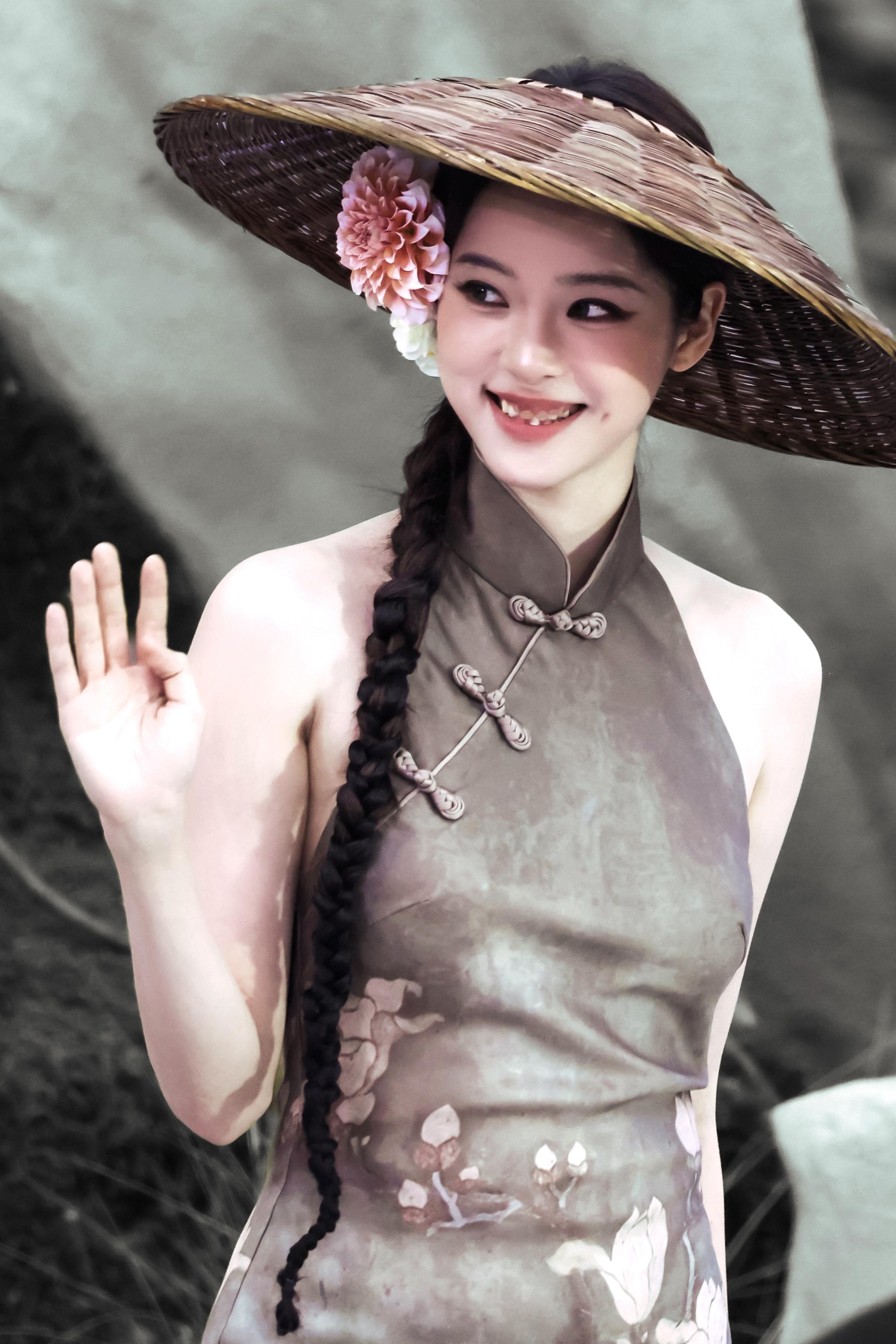 欧阳娜娜redgala红毯生图，斗笠簪花旗袍装，江湖侠女风 