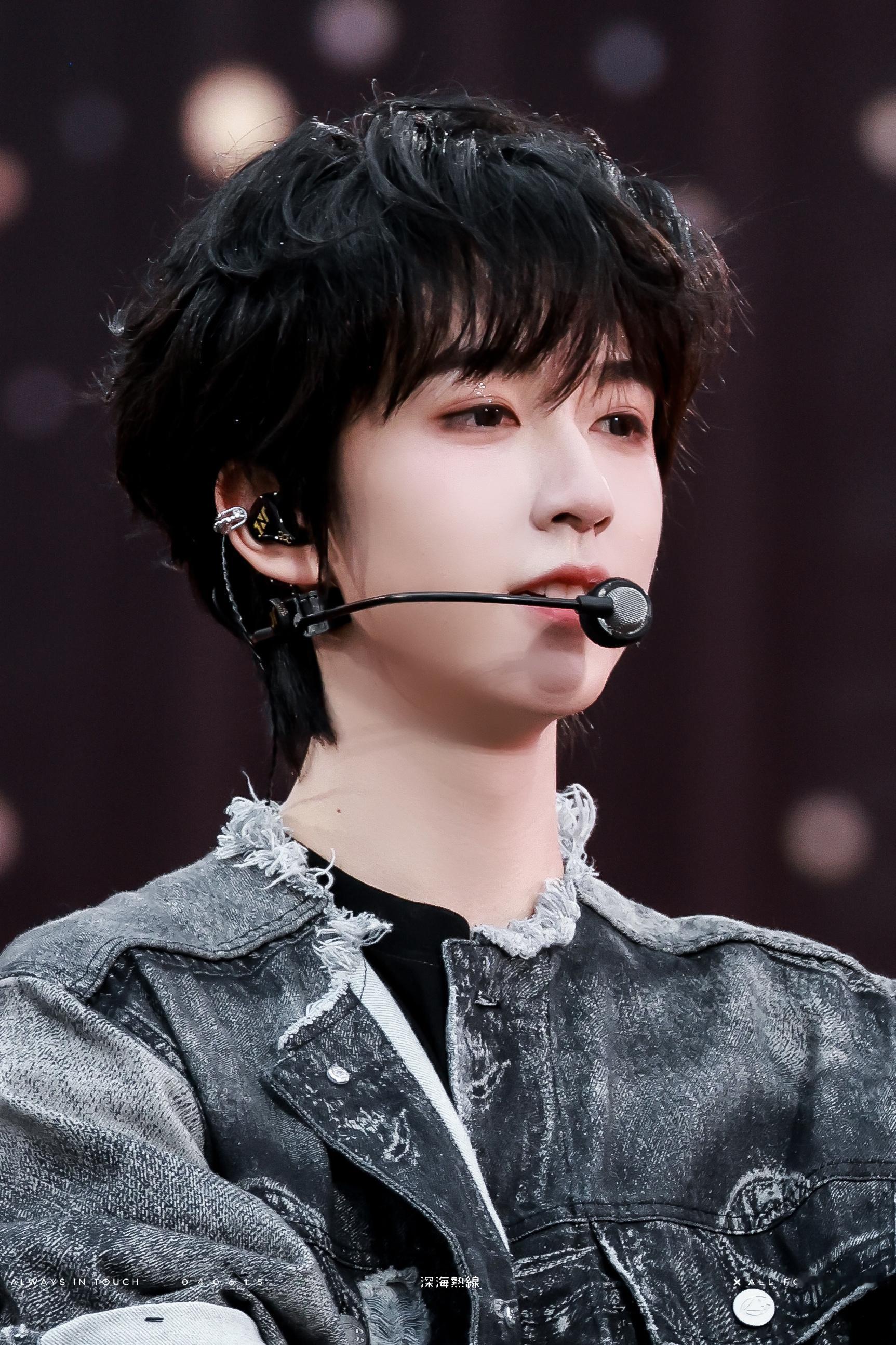 贺峻霖 丹宁牛仔🫶贺峻霖清冷感📸 