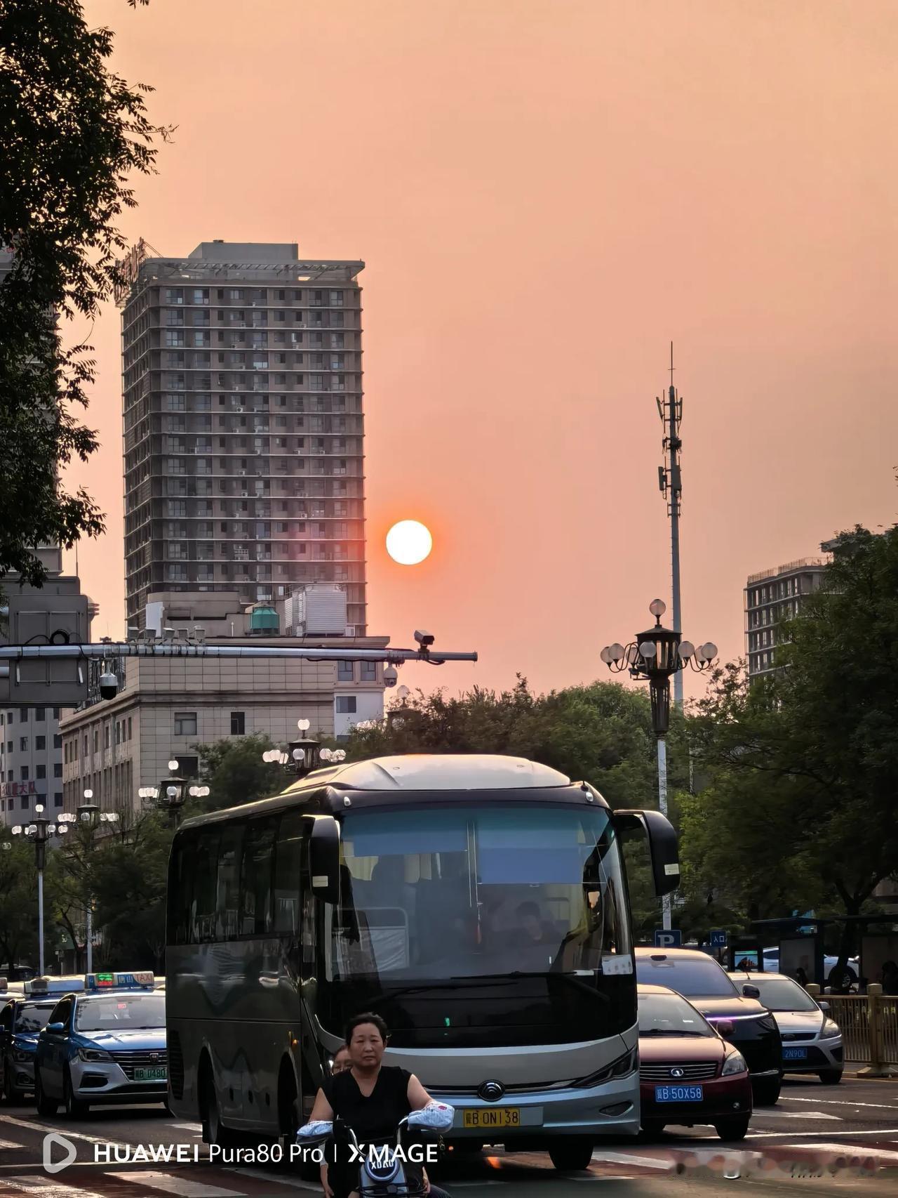 分享一张你最近随拍的照片落日晚霞.2026年8月21日傍晚6点21分拍摄于北新道