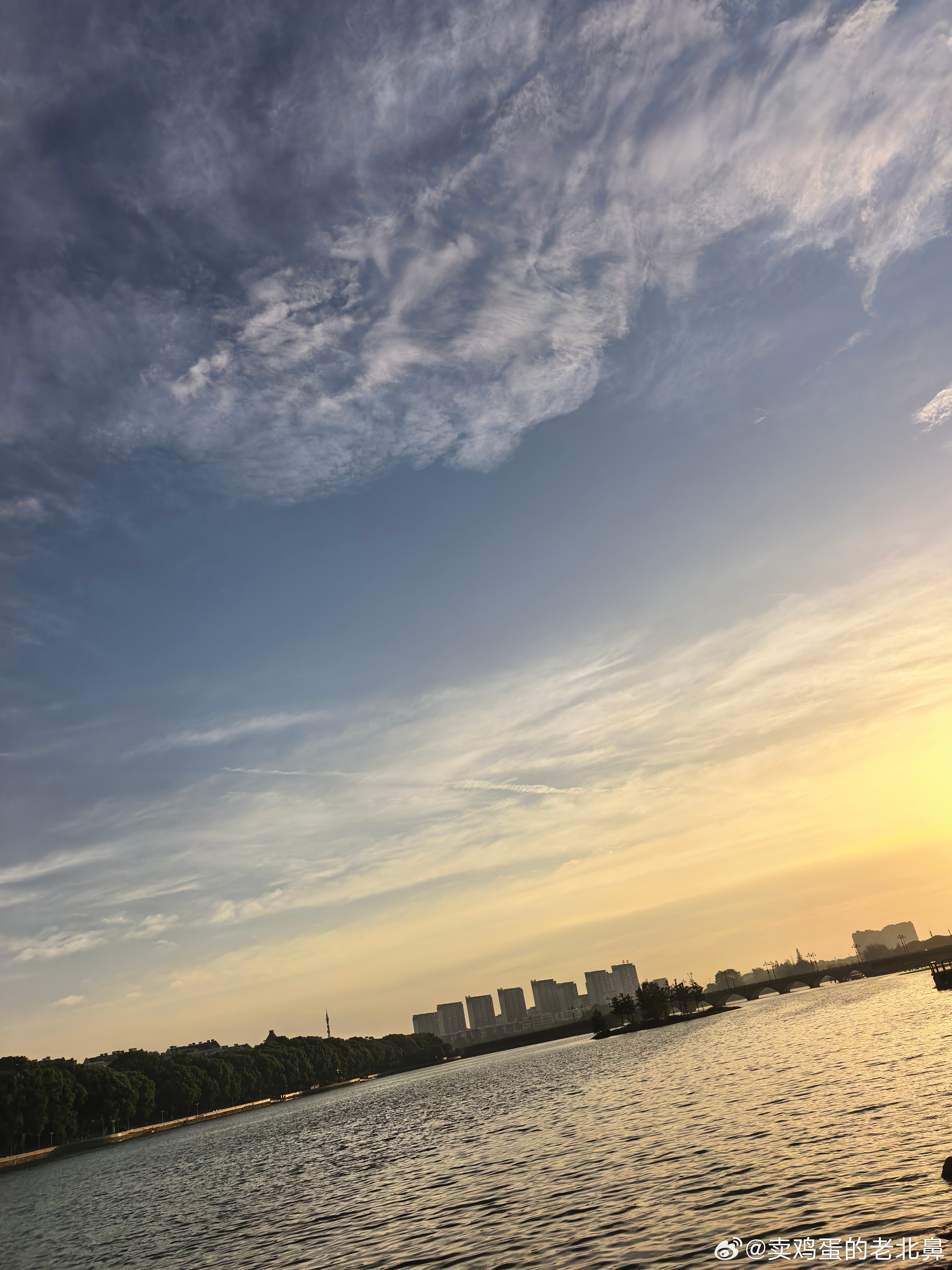 早安。快乐星期五。宁依旧是世界上最耀眼的存在。 