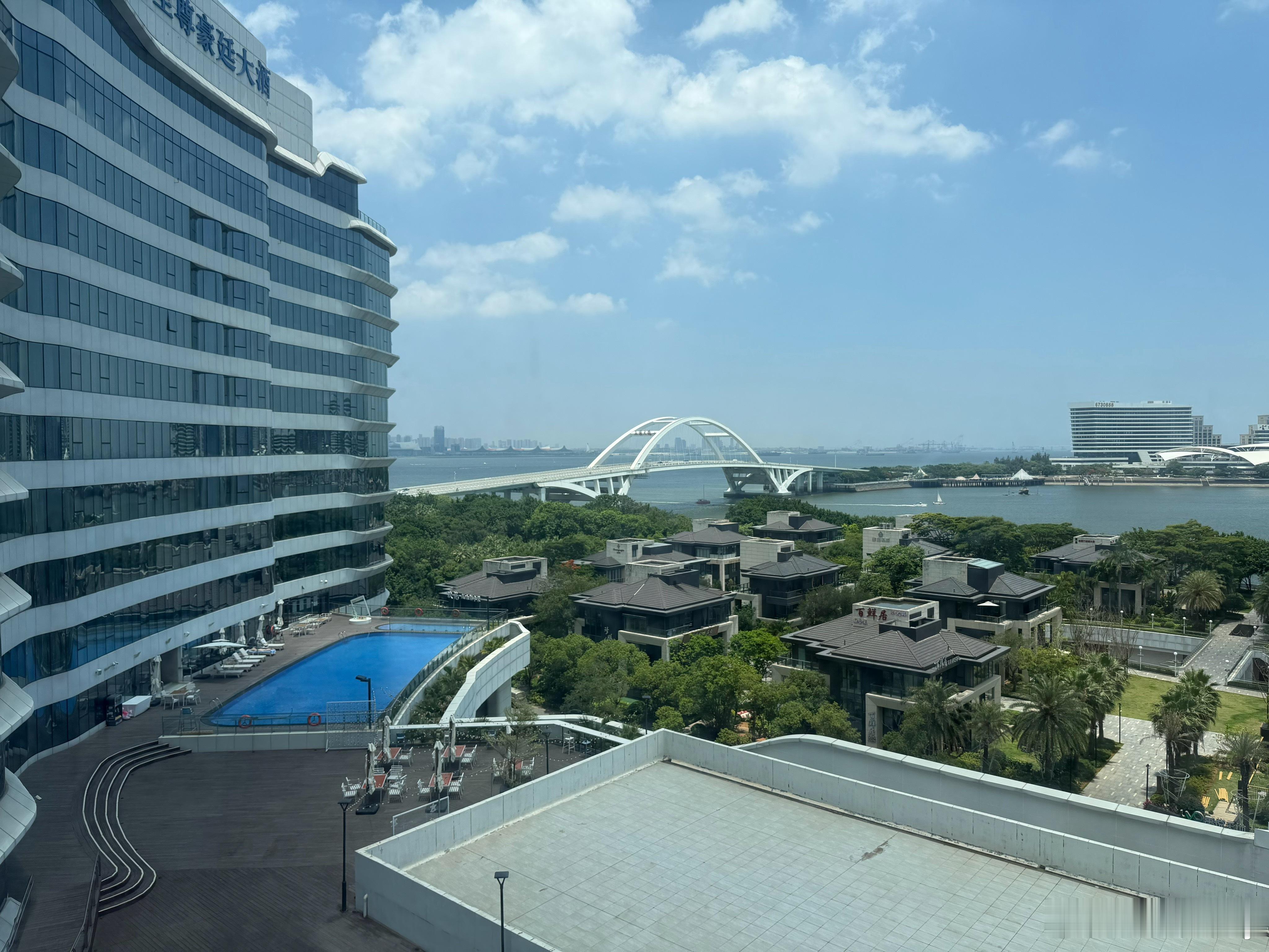 厦门这两天挺热的，出门走不了几步就是汗流浃背，泳池近在眼前可惜我不会游泳，要是会