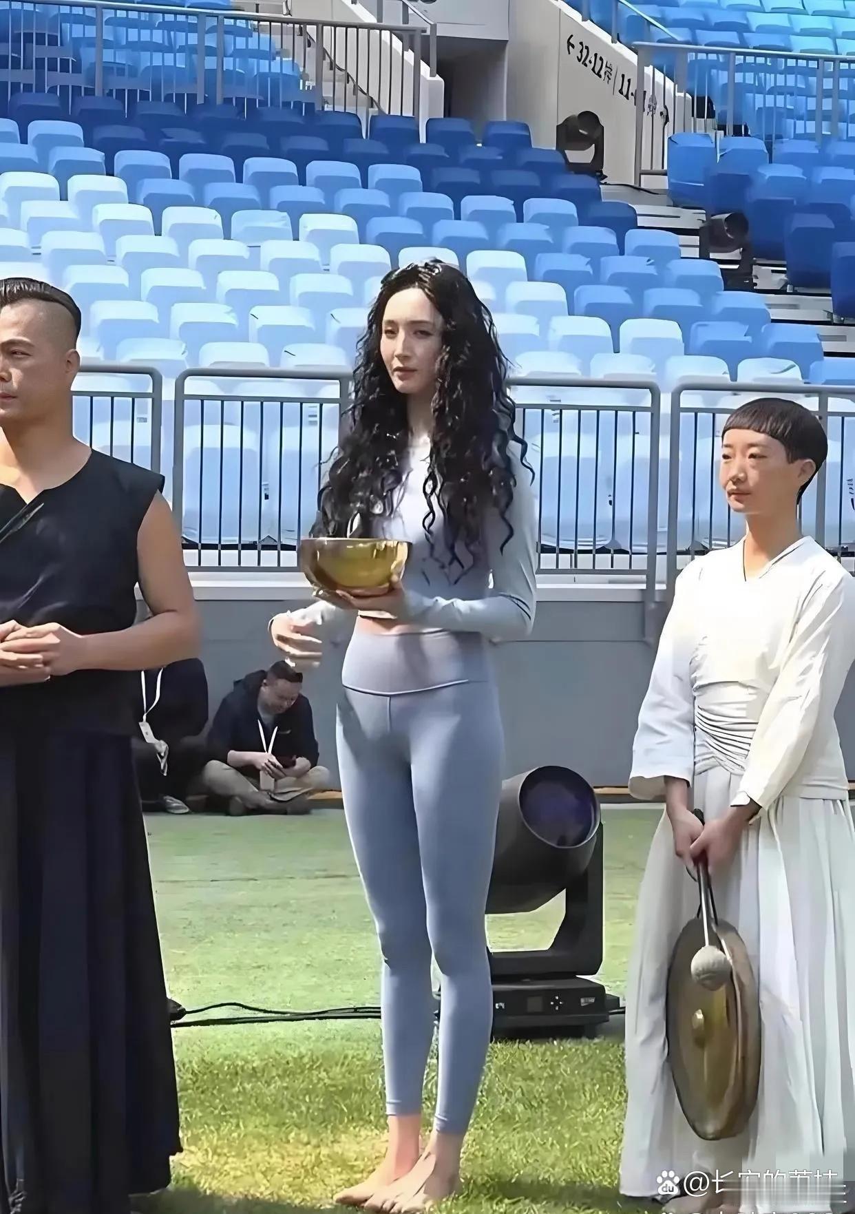 我滴个天！万万没想到啊！她本人比电视里还要漂亮，难怪那么多人喜欢她。 