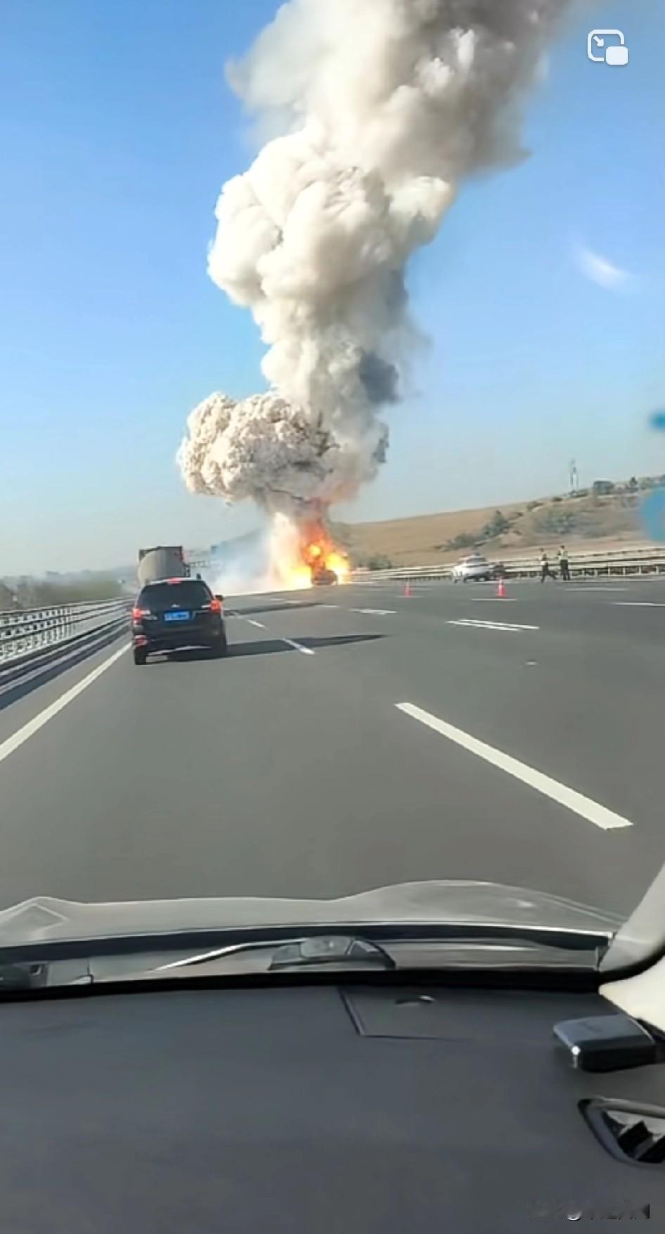 路上偶遇爆炸！
好像是汽车，连续爆炸两次，吓得前面黑色轿车拐回来了，冲击破太吓人