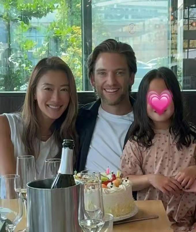谢霆锋的妹妹谢婷婷怀孕8个月了还打网球，这身体是真好！ ​​​