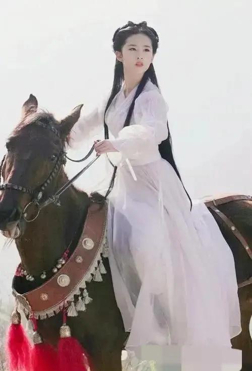 刘亦菲，高圆圆，迪丽热巴这三位都是内娱当下第一梯队的顶级美女。
三位都是公认的顶