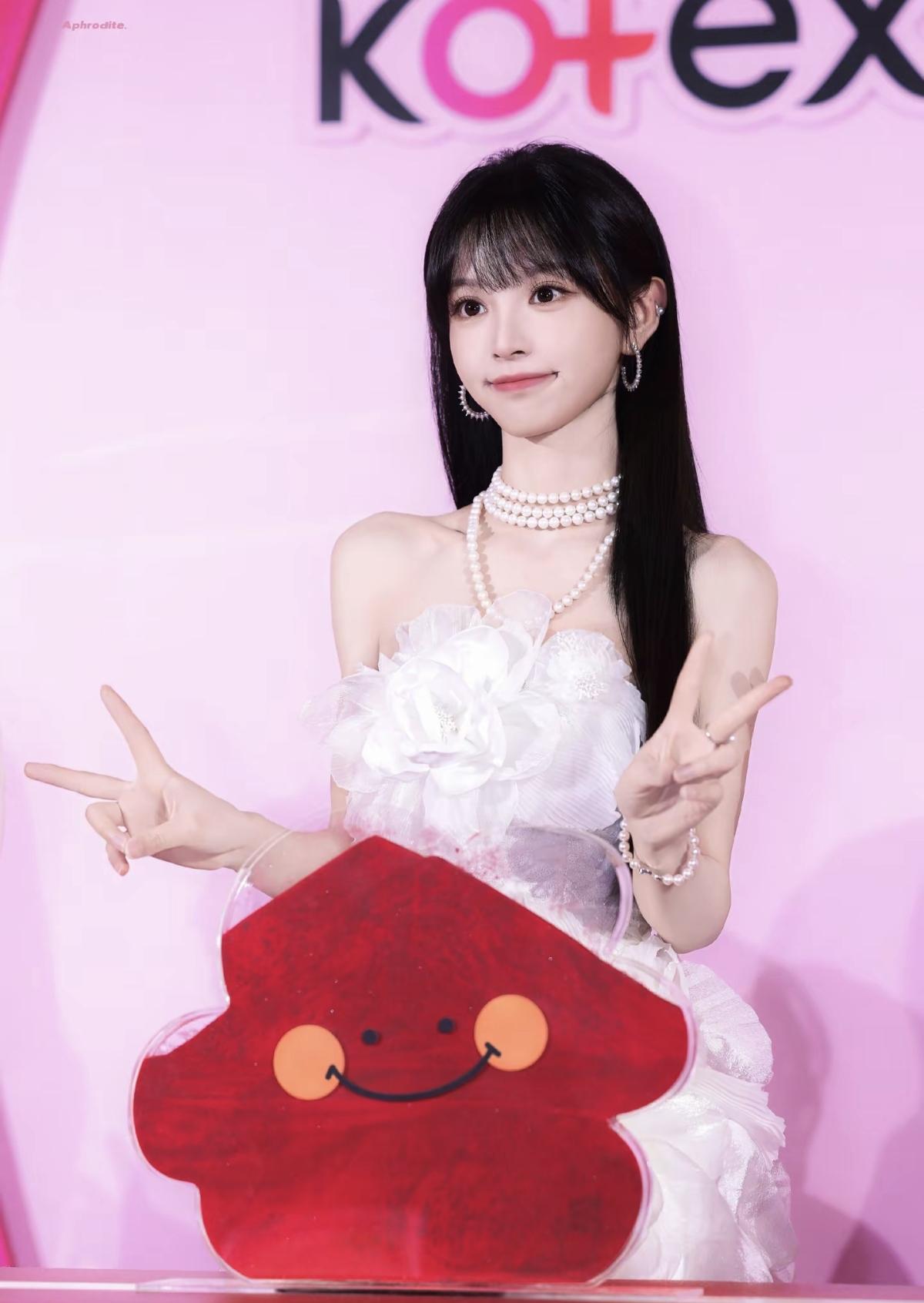 田曦薇亮相高洁丝杭州线下活动[加一]白色花朵抹胸裙搭配多层珍珠项链，黑长直发型衬