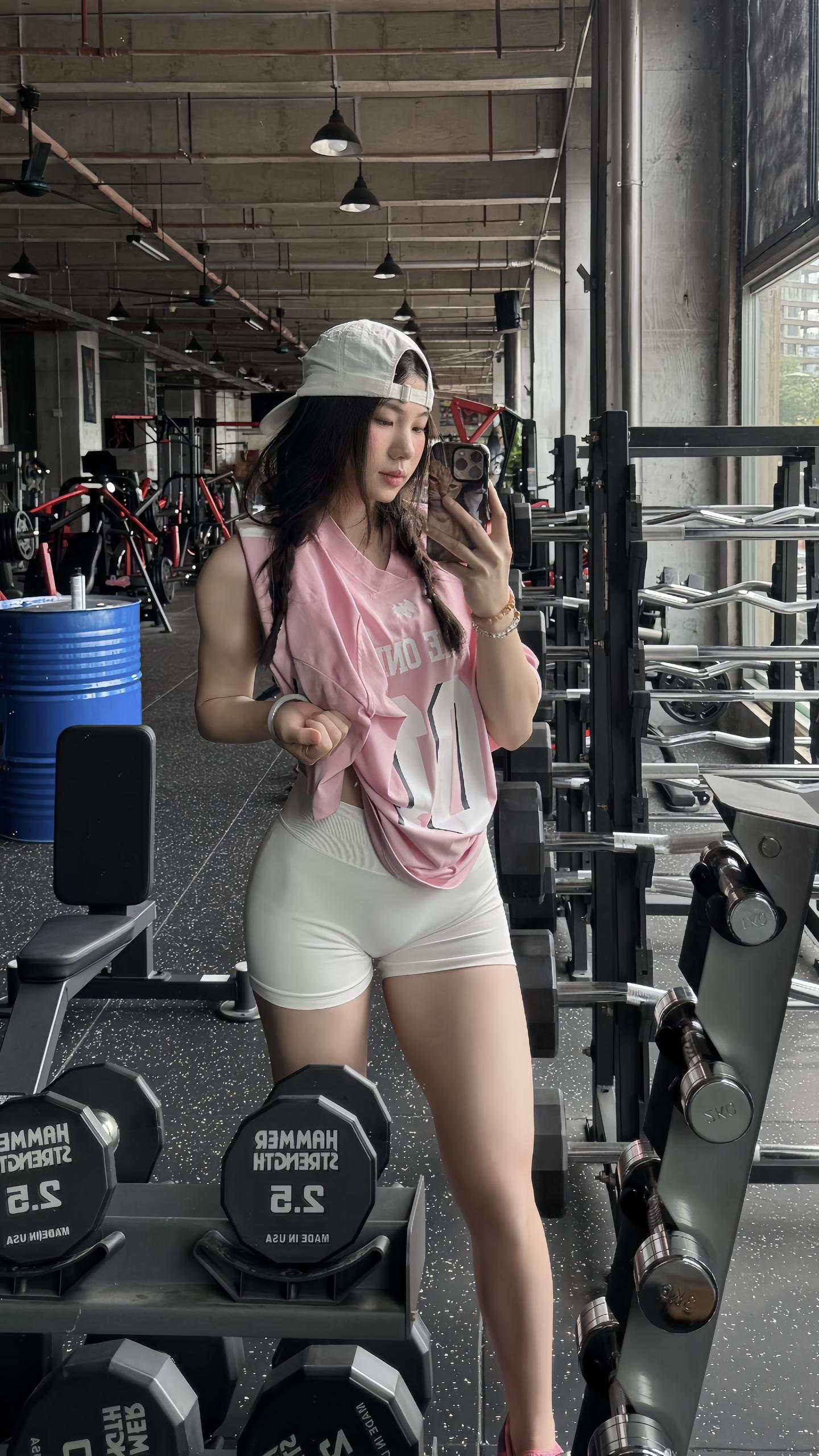 你说去逛街，我说在健身。