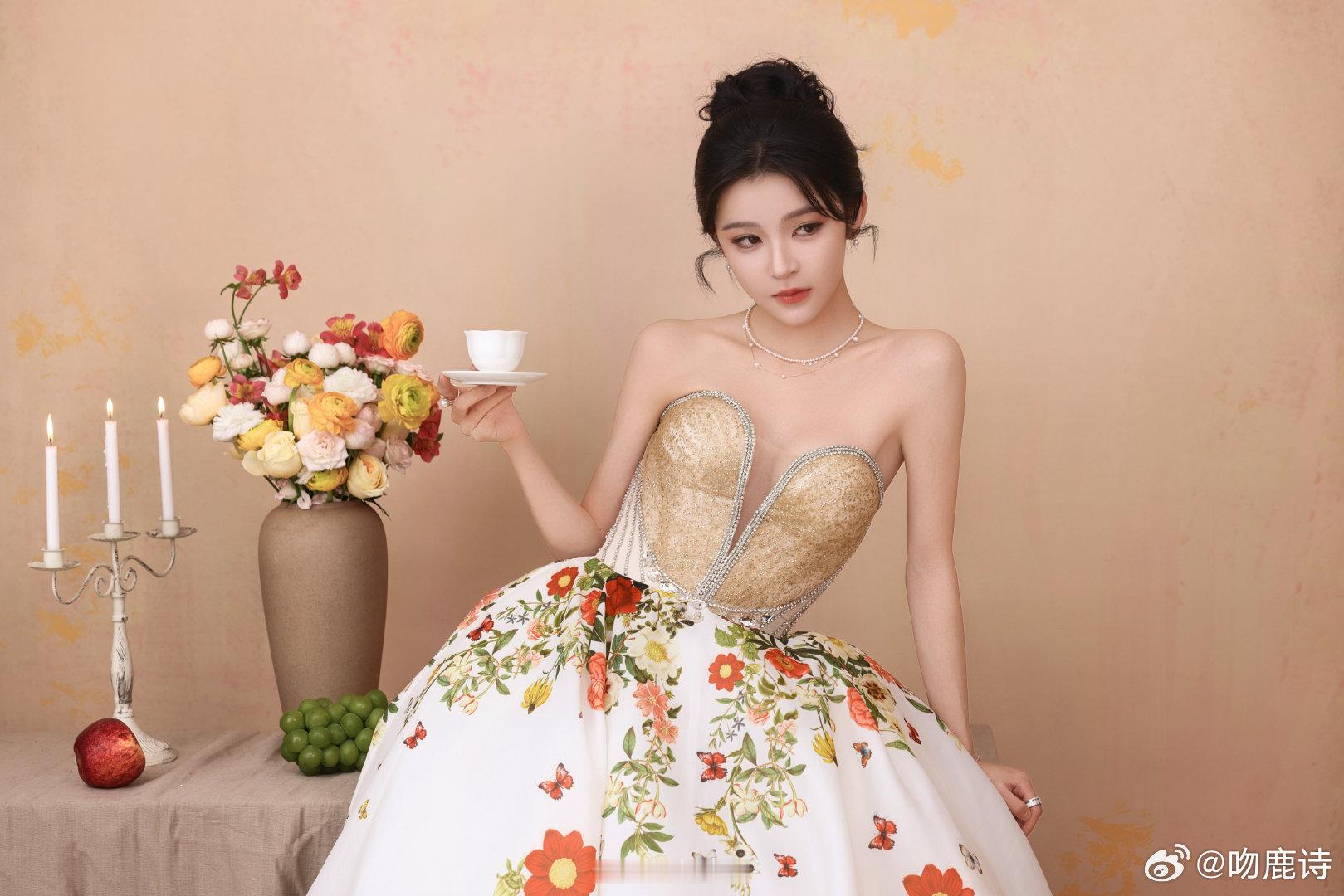 饶嘉迪是丞磊和周也的花童吗谁能拒绝这么乖巧的饶嘉迪啊！当花童时提溜小裙子的模样，