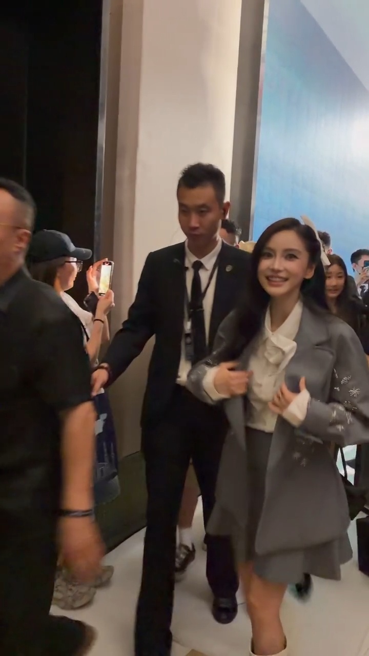 angelababy 下班给孩子兴奋的