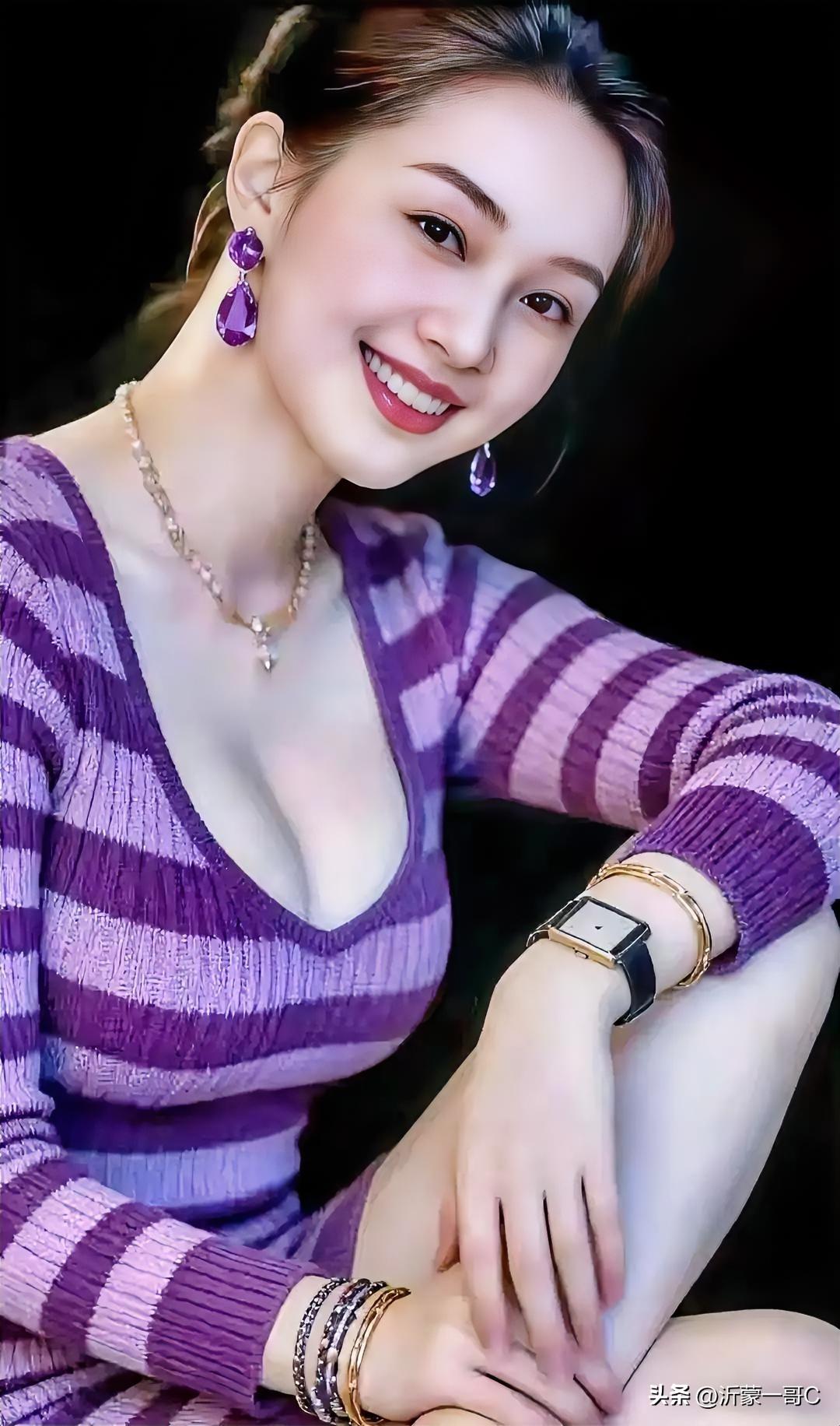 春日生活打卡季下面这美女真漂亮！这白净的皮肤让人陶醉着迷！樱桃小嘴柳叶眉，阿娜多