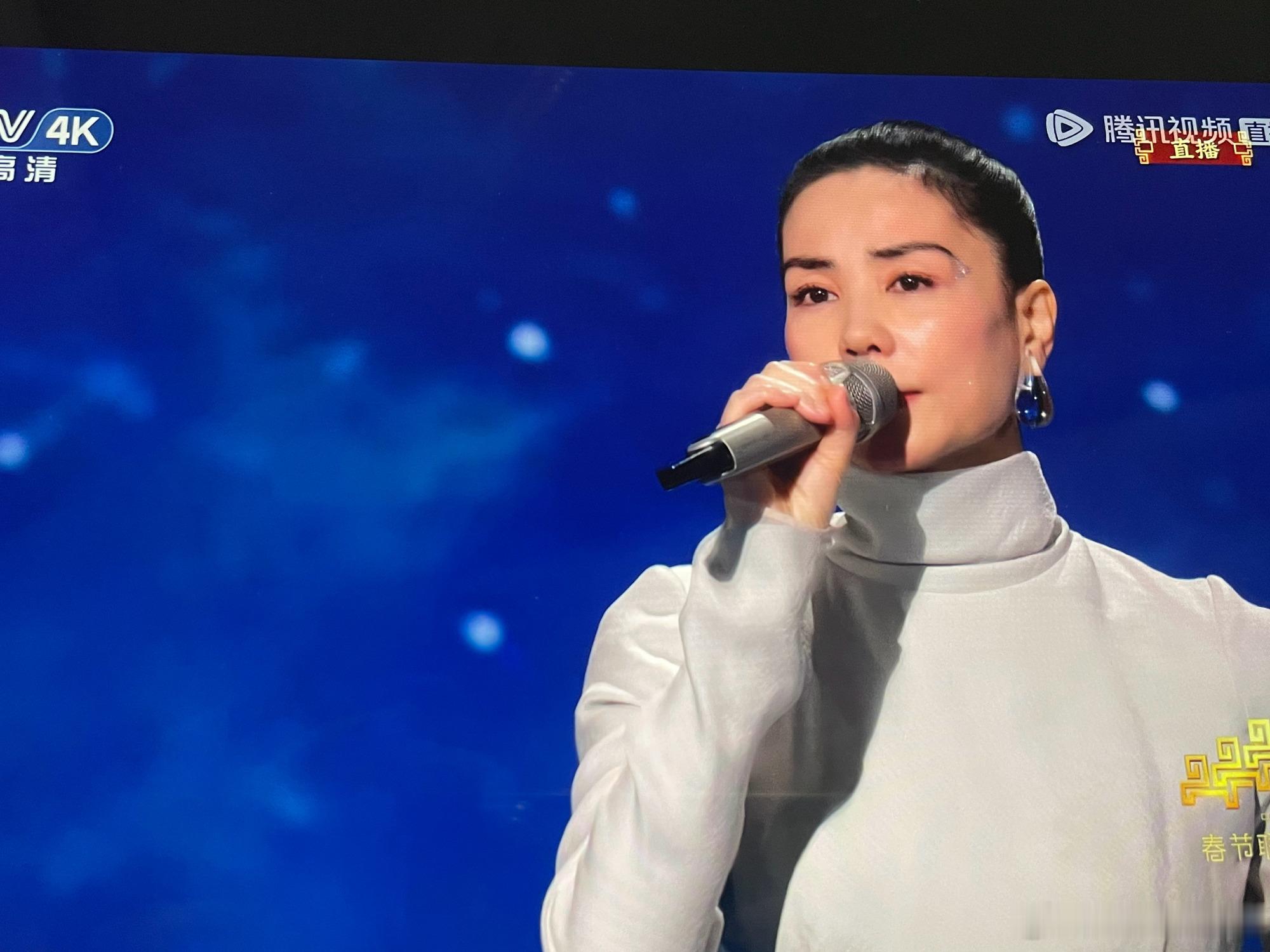 王菲耳环王菲这水滴耳环乍一看咋这么大，结果配上白长裙和星空舞台，瞬间温柔住了！越