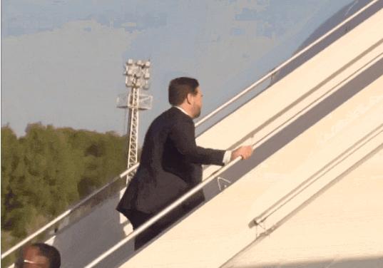 肢体专家：美国副总统万斯这几步走，就证明他因谈判“崩溃抑郁”了！
 
专家认为：