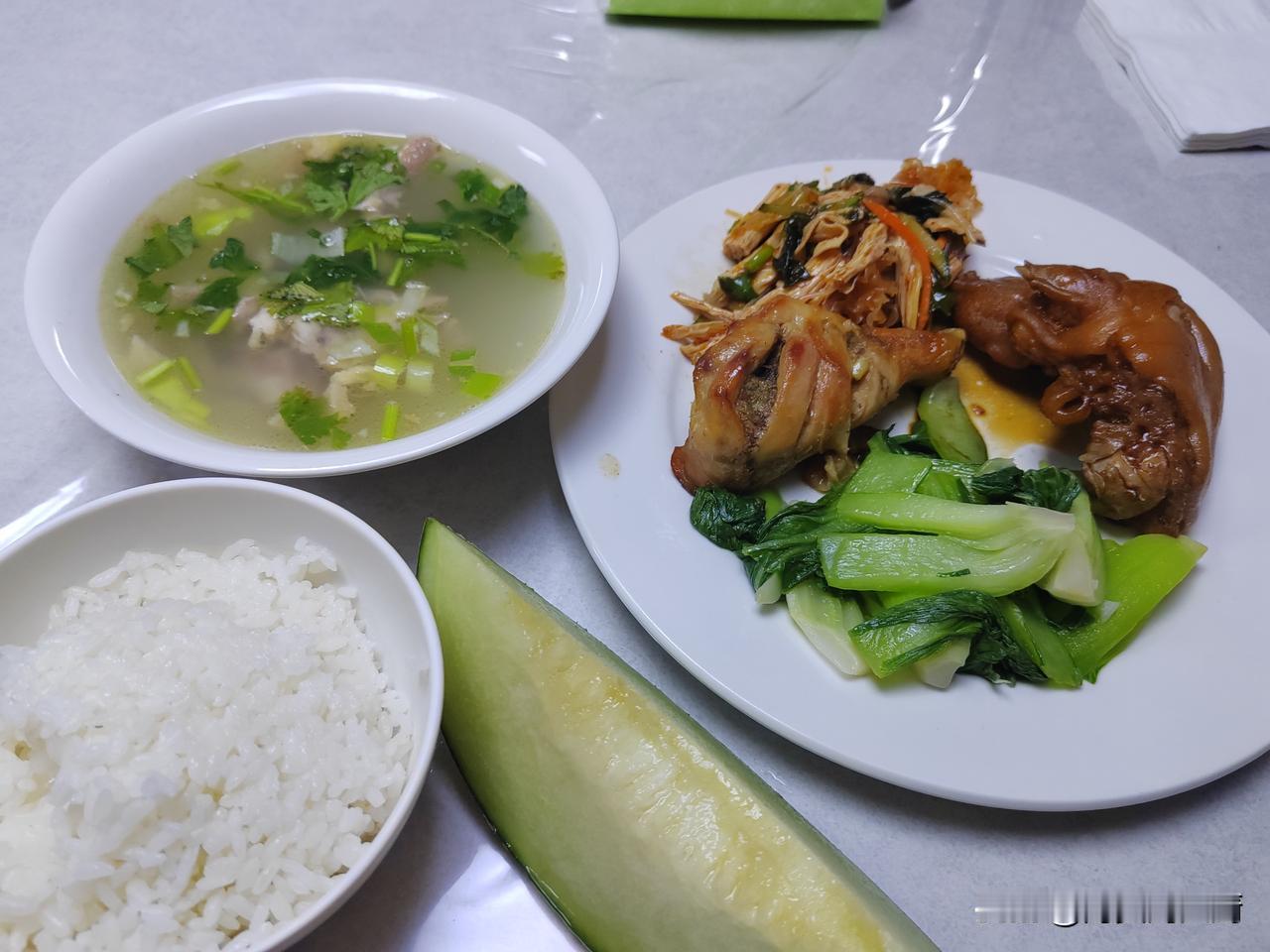 有戏！
今天吃午餐的时候，船长把纽卡斯尔（东澳）伙食单子给我了，让我申请一下，说