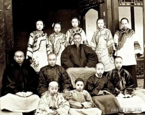 1901年，李鸿章死时，留给子孙10亿多元财产，没想到，52年后，他的孙子，43
