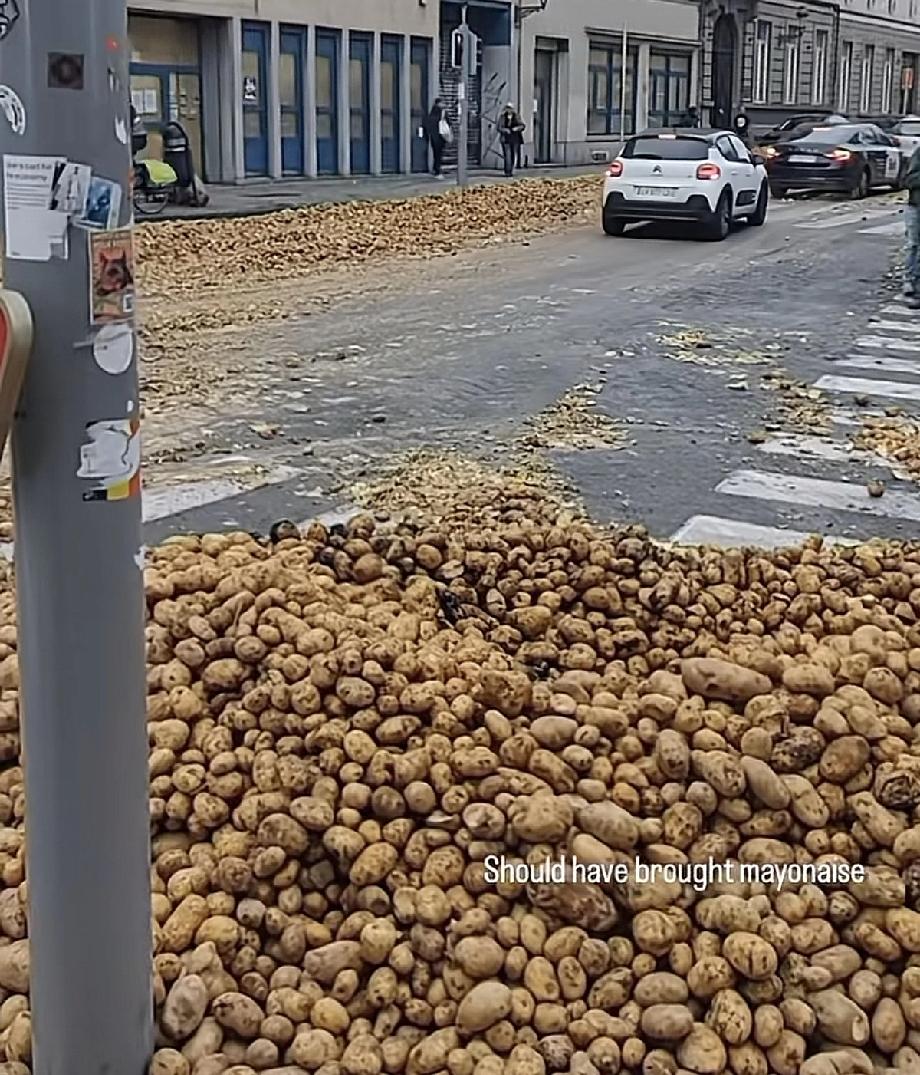 这外国的农民就是有“性格”!
这又是啥给大叔们给惹着了，开着拖拉机，就来市里做慈