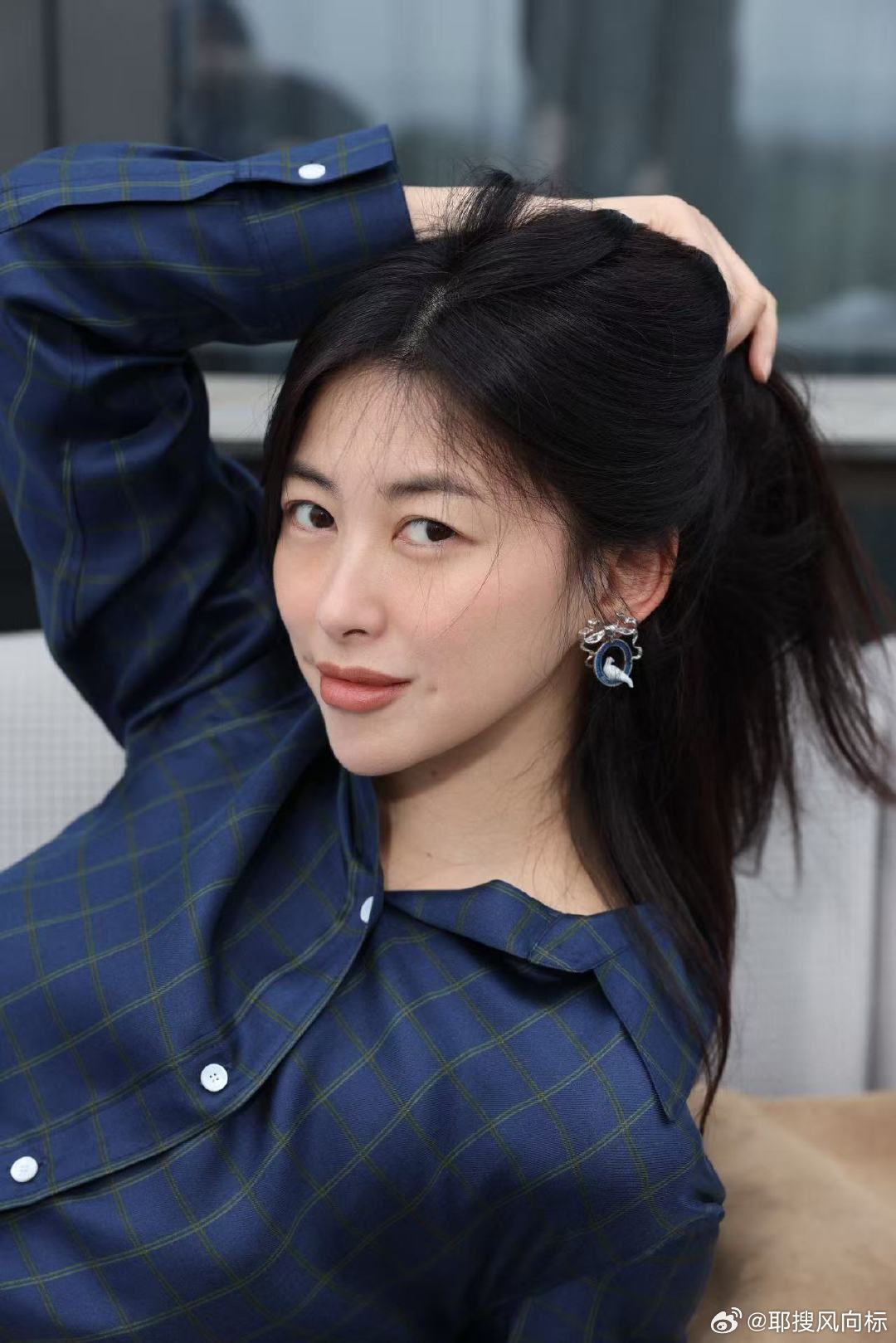 这居然是素颜的朱珠 朱珠偷懒素颜拍出发图岁月沉淀下来的从容与好看，素颜出镜尽显真