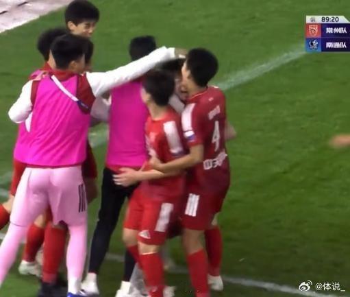 苏超唯一的团粉是担架队散装江苏赛场热闹非凡，担架队成了公认团魂担当。不管哪队球员