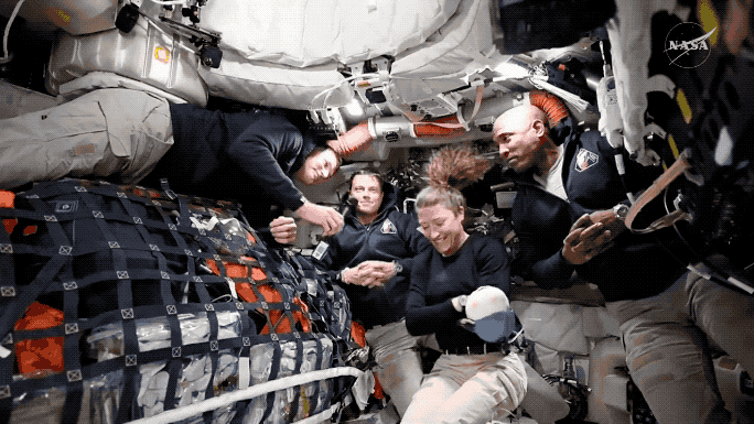 我在太空修厕所我自豪！美国登月宇航员笑对飞船故障，这是故作轻松还是训练有素？这是