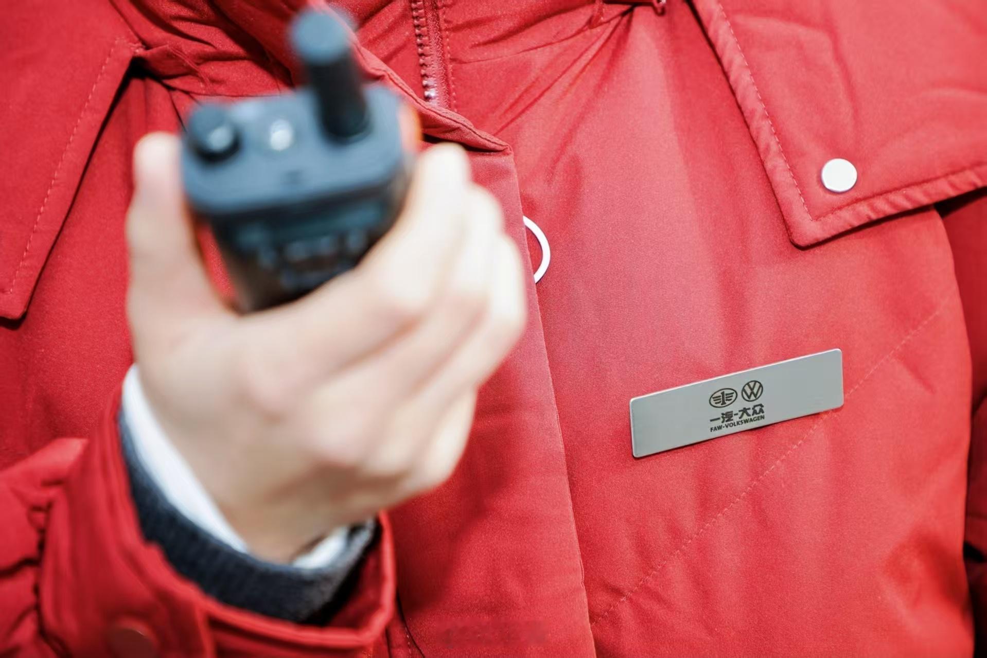 今年过年出站谁在等你站口搓手等车时，遇上一汽大众的接站车队。递来的热水和干净车厢