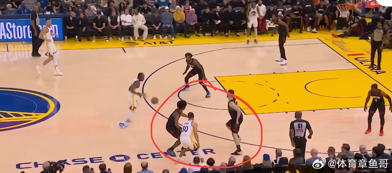 NBA 时隔27场，库里复出后替补登场，马上遭到火箭包夹！这就是库里的影响力……