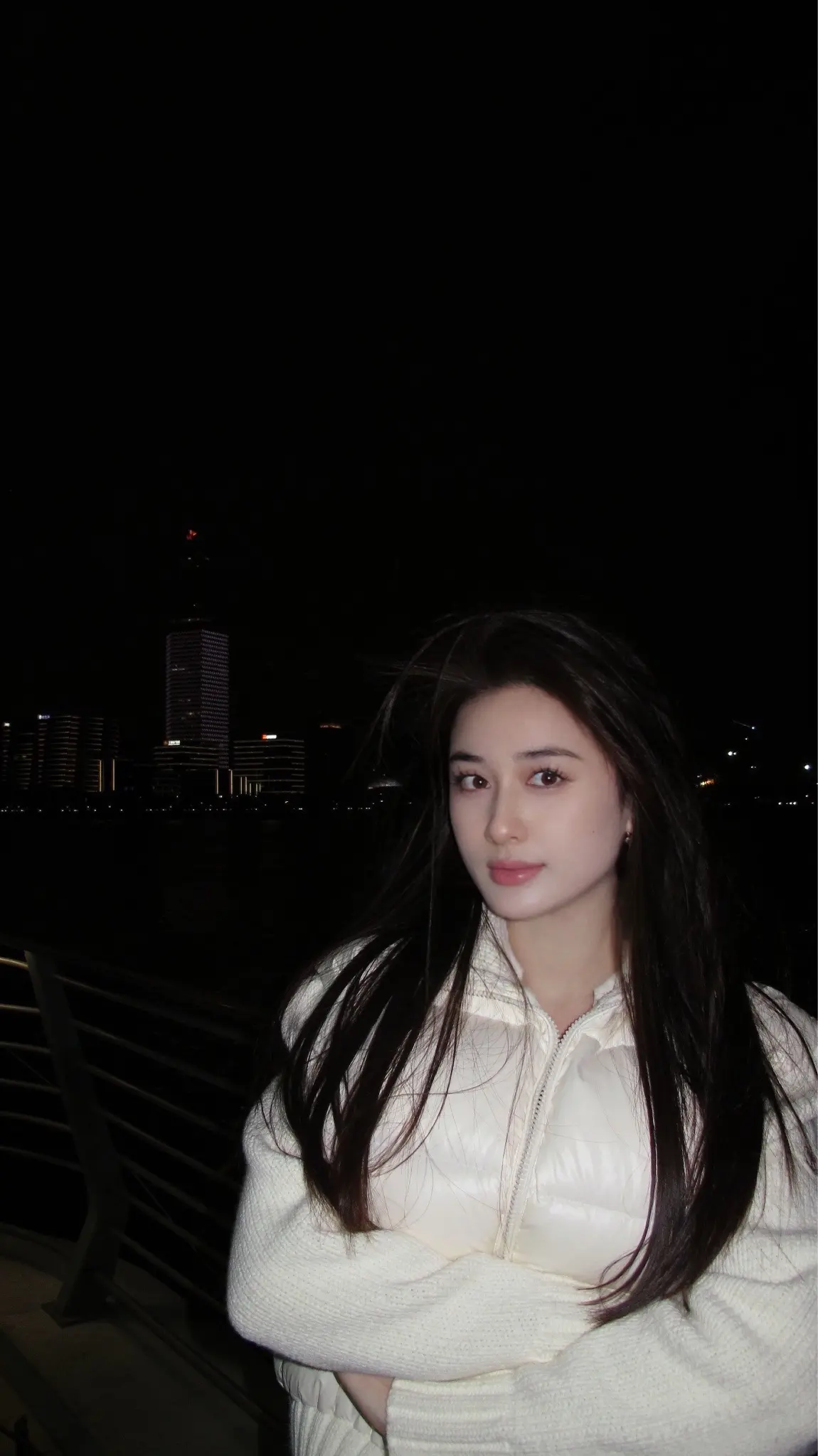 成年人的见面 成本很高 贵的不是一顿饭 一杯咖啡 而是彼此的时间 是特...