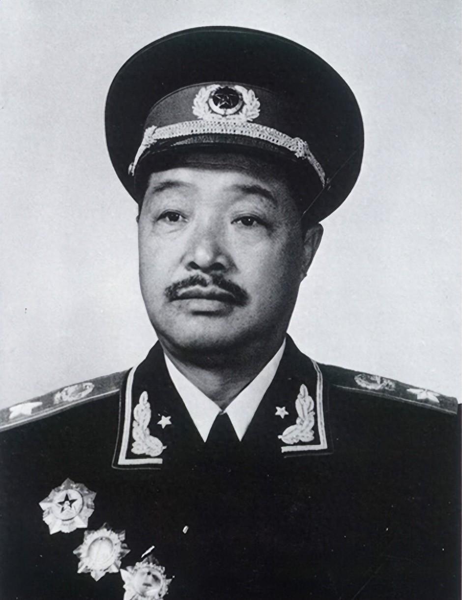 1938年蒋介石想拉拢贺龙，问他家里情况，贺：我家80人被你杀光了

“他问我家